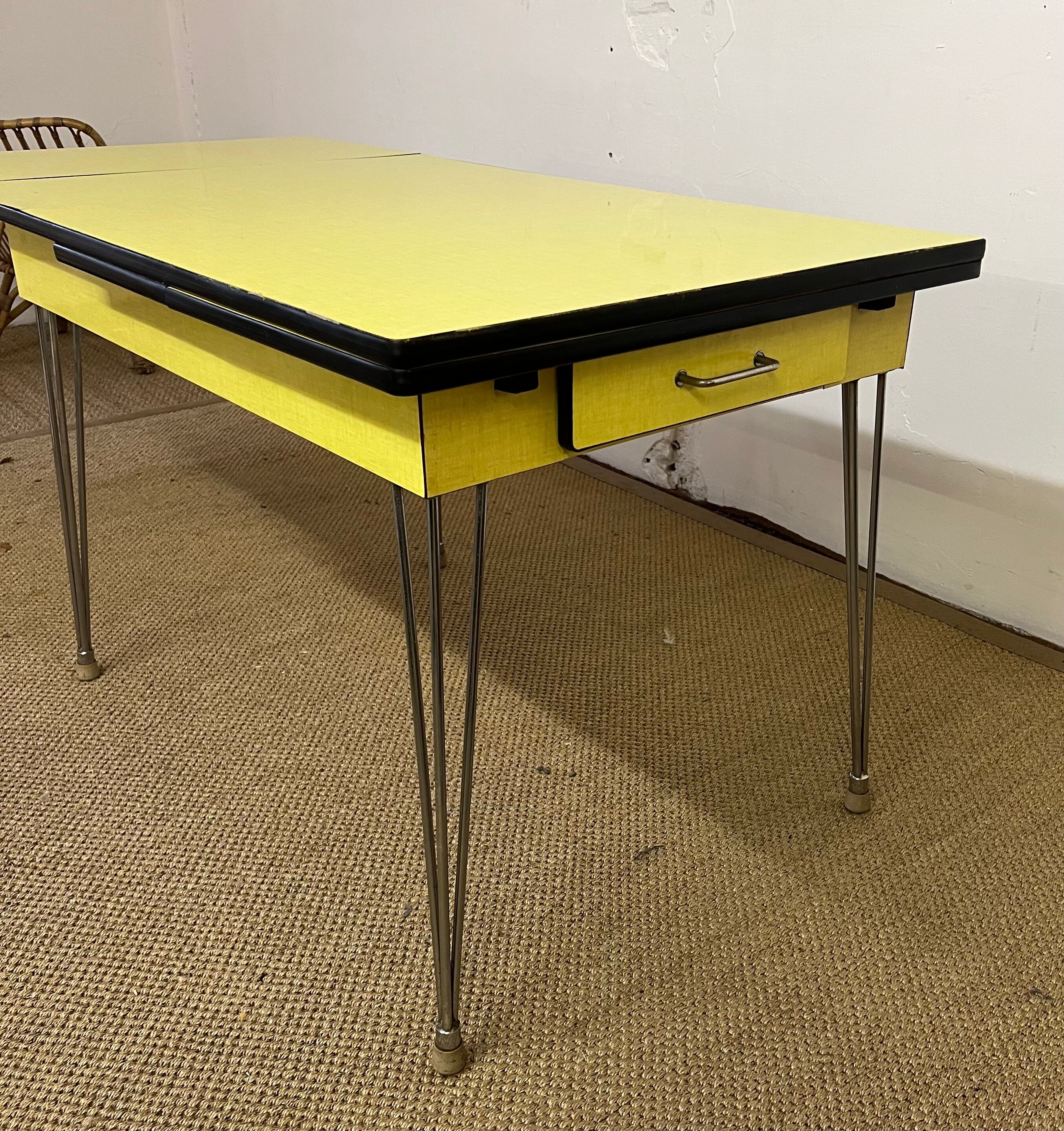 Table in Formica legs Eiffel