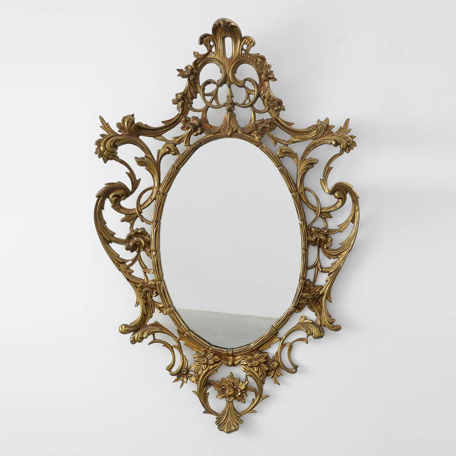 Miroir ovale en métal doré de style rococo, Italie, 20e siècle