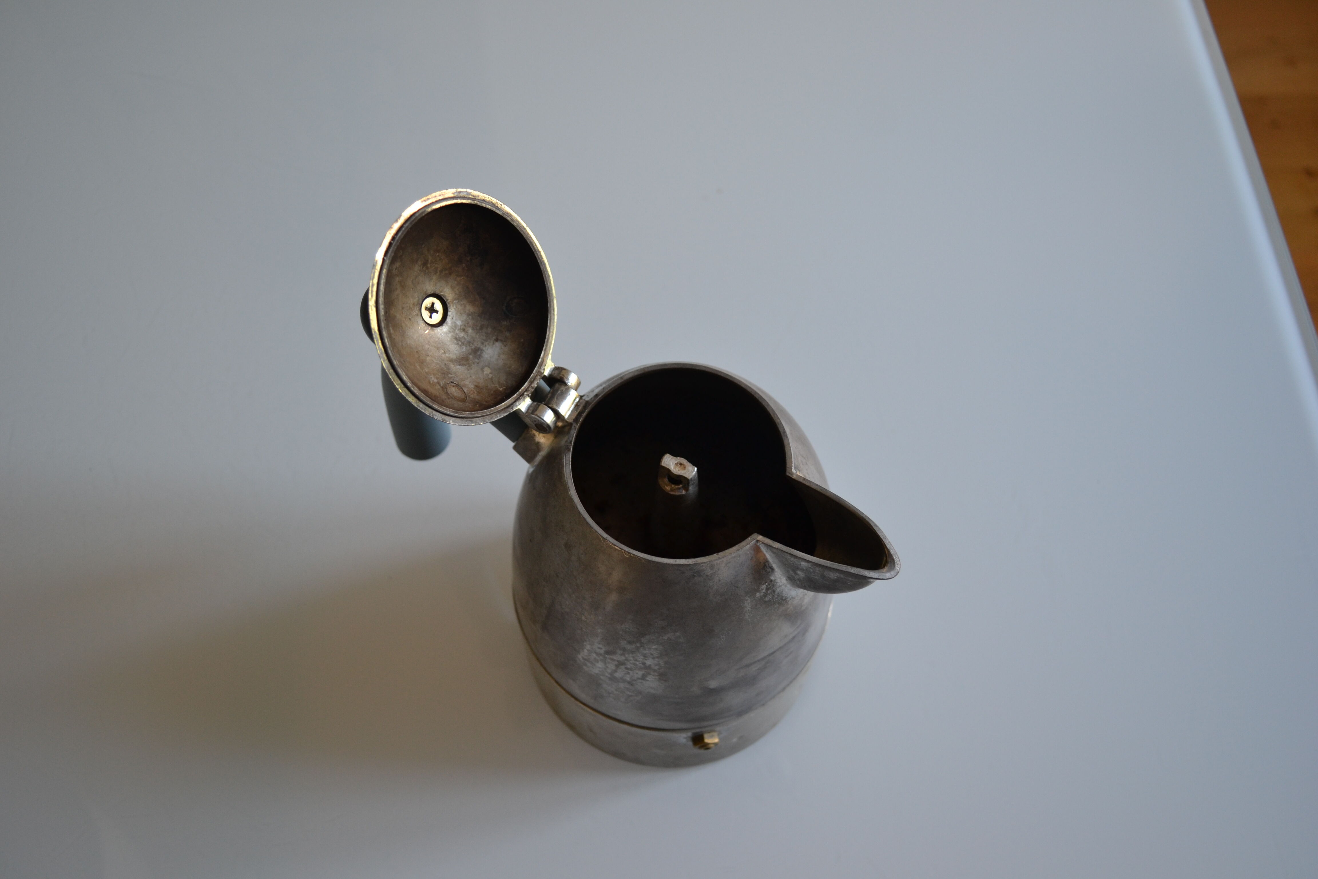 Cafetière alessi postmoderniste " pellicano " par Michael Graves