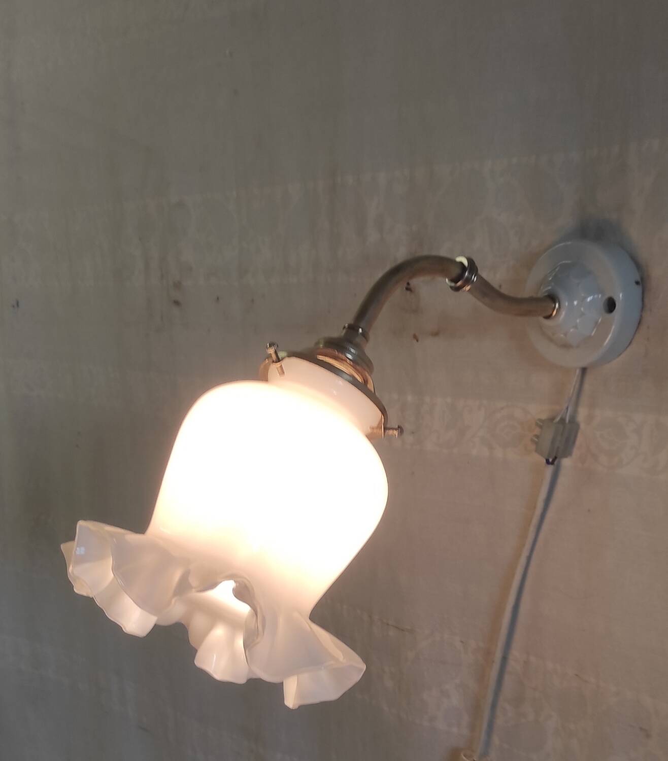 Swan neck wall light in brass, porcelain and opaline - mid 20th century.