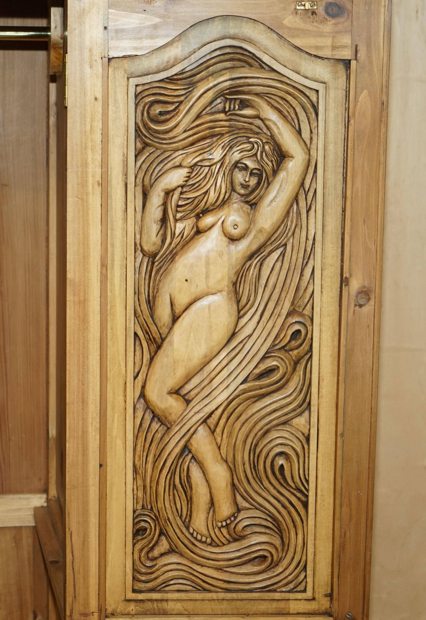 Armoire vintage sculptée main style Art Nouveau