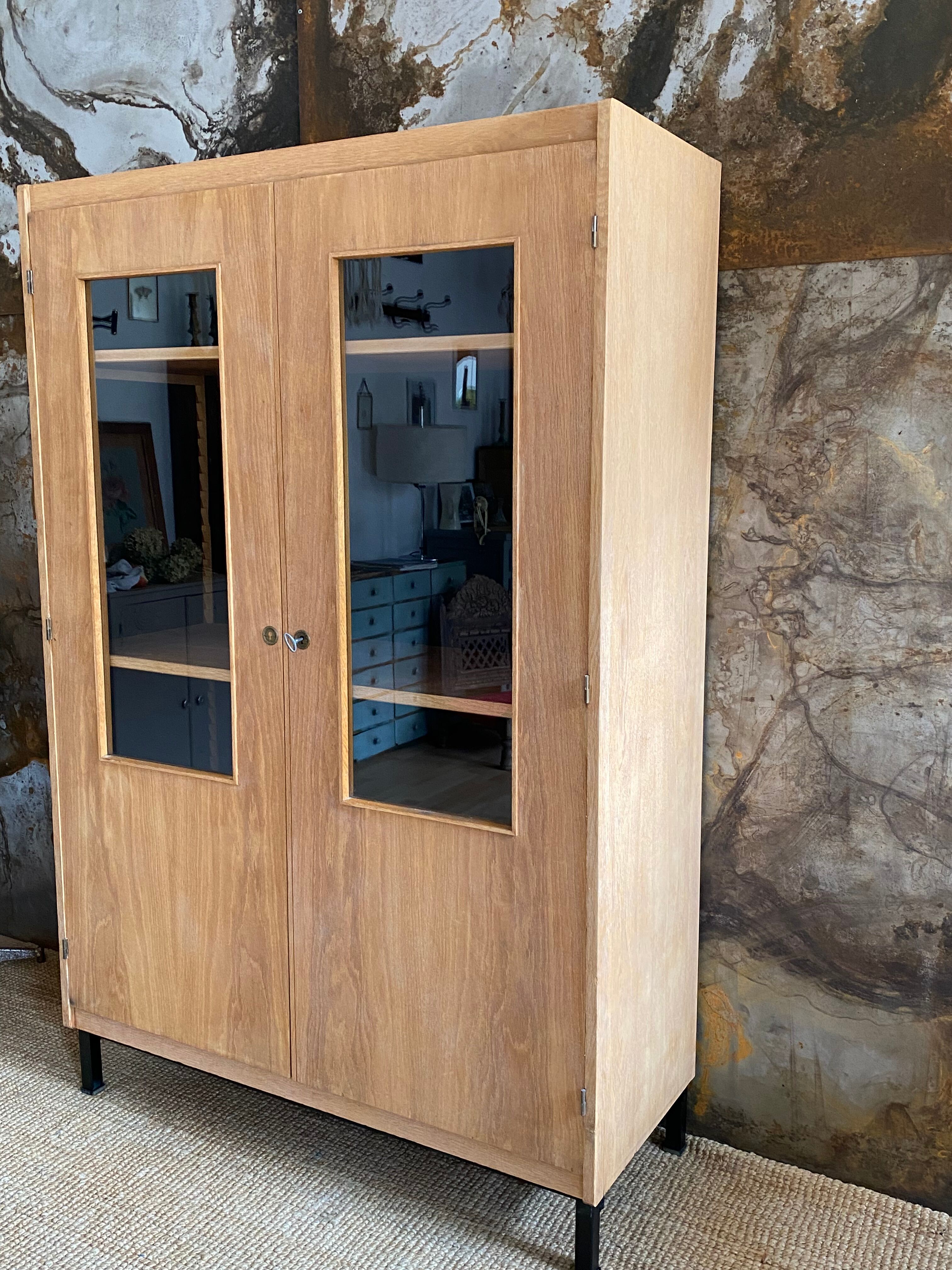 Bookcase in raw wood & metal feet