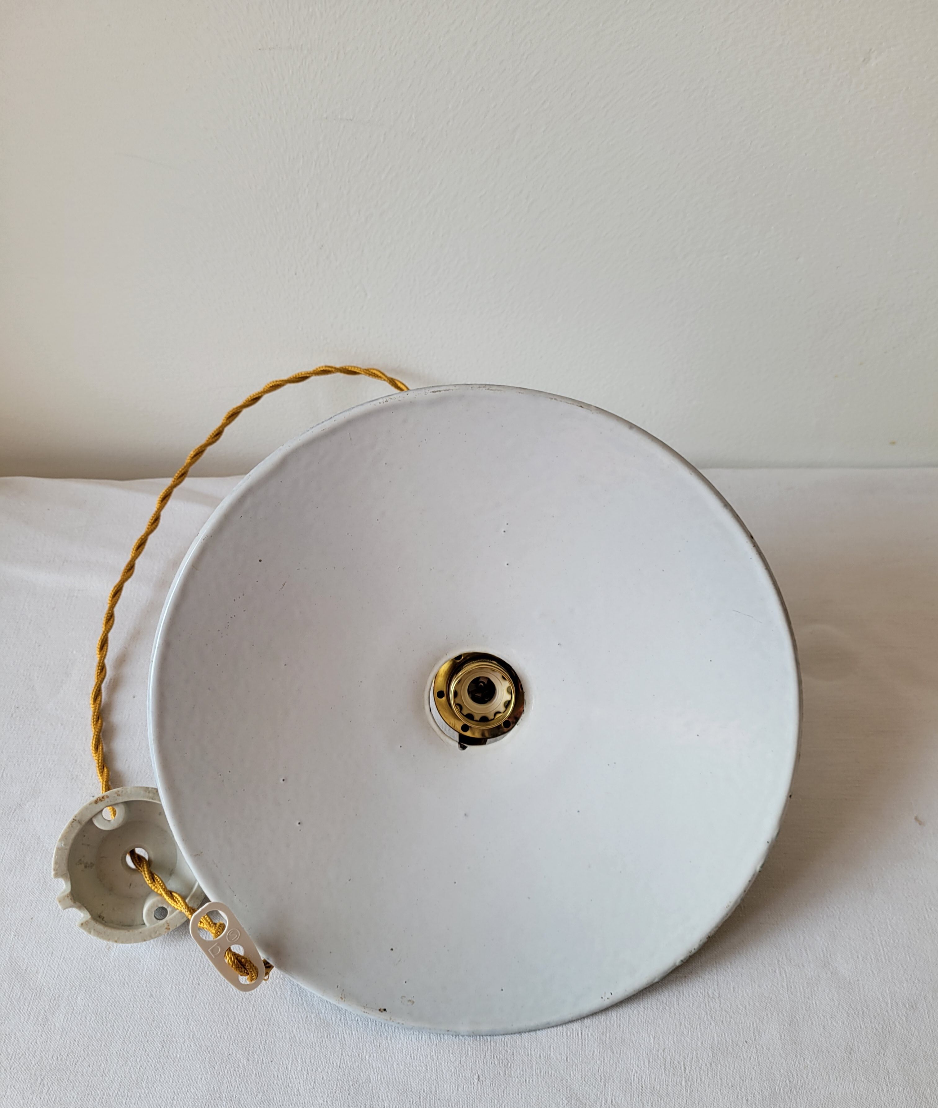 Workshop suspension in enamelled sheet metal