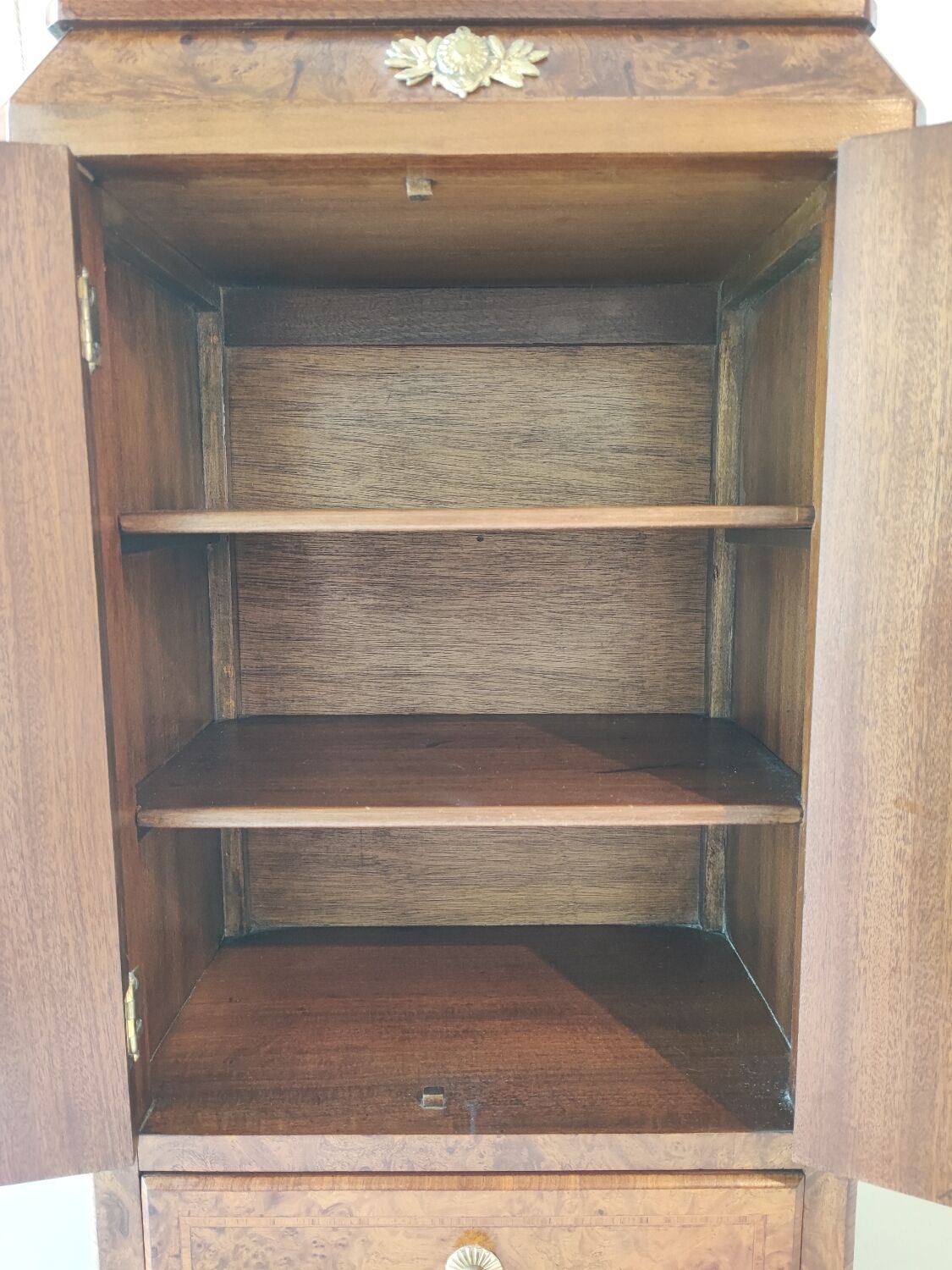 Armoire miniature en noyer Burr