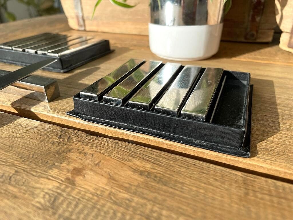 Set of 12 metal knife holders