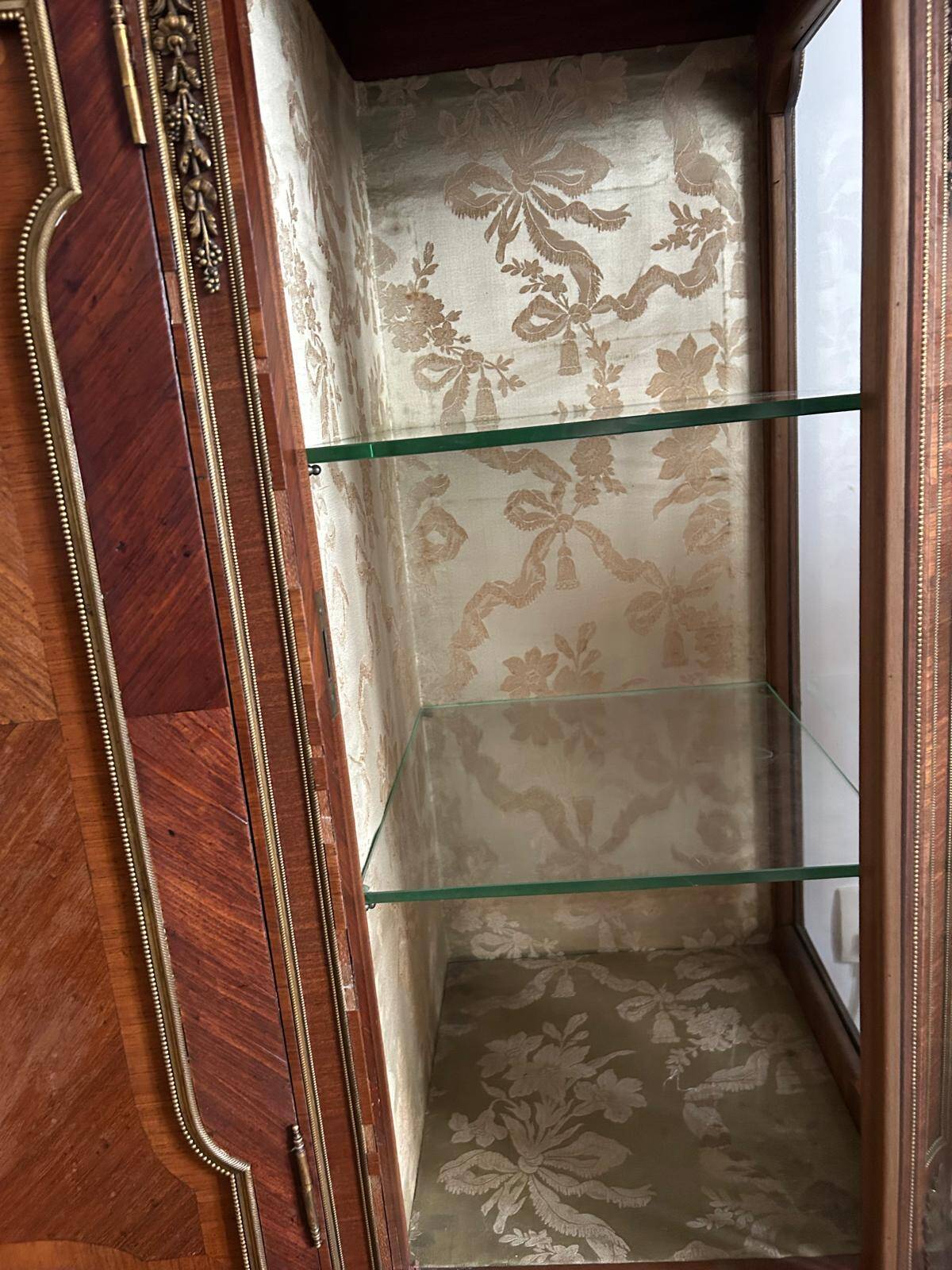 Vitrine Napoléon III marquetée, marbre et bronzes – XIXᵉ siècle