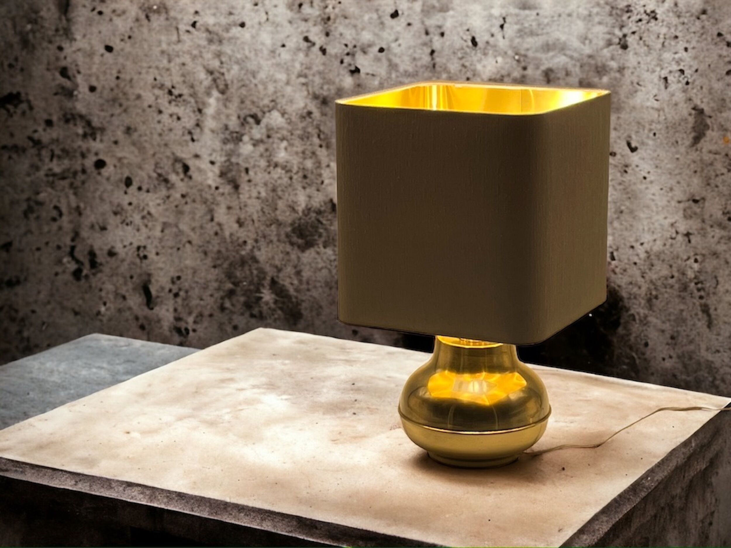 Lampe de table vintage en laiton fabriquée en Italie, années 60