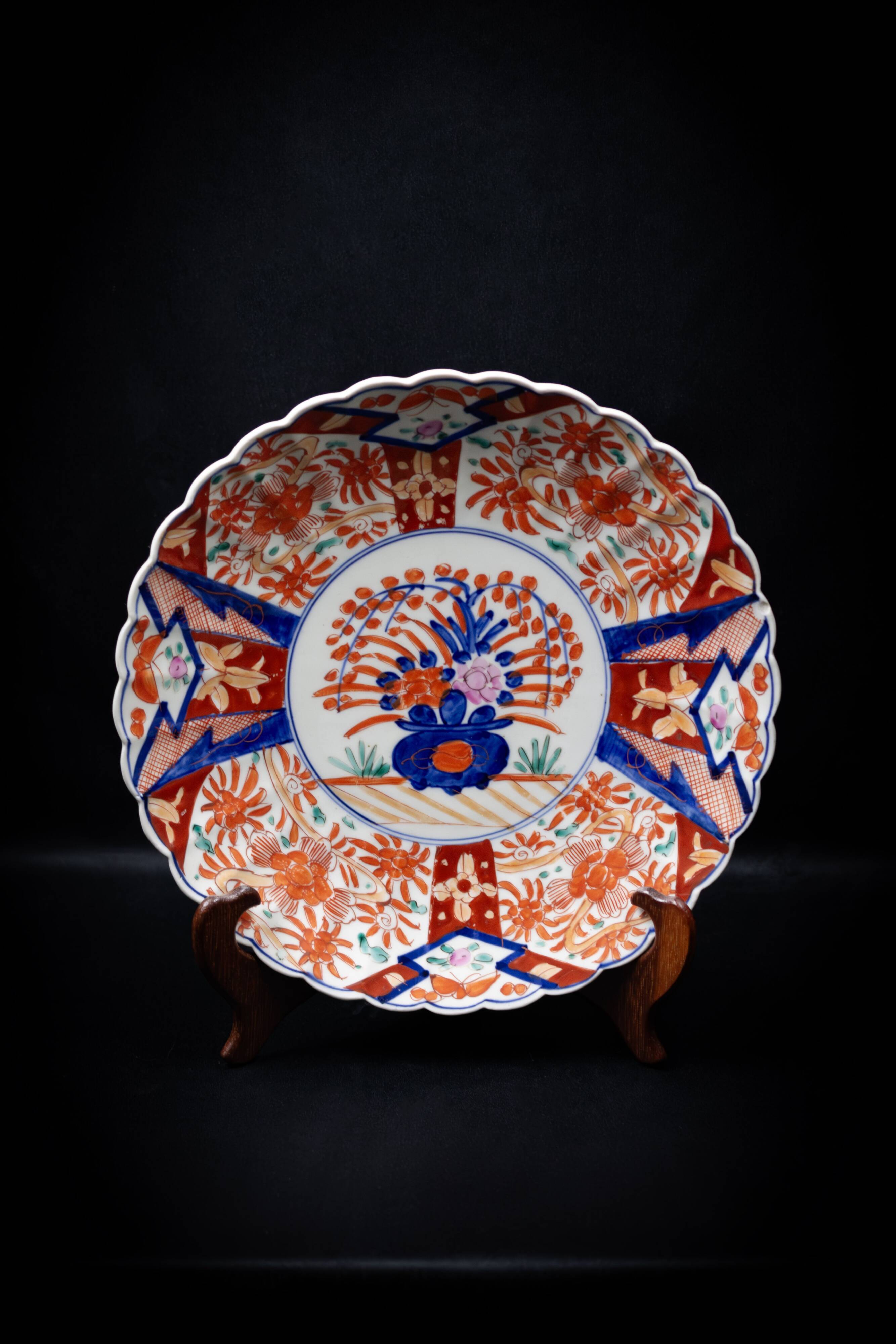 Japanese Imari porcelain dish with radiant decoration and scalloped edges