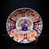 Japanese Imari porcelain dish with radiant decoration and scalloped edges
