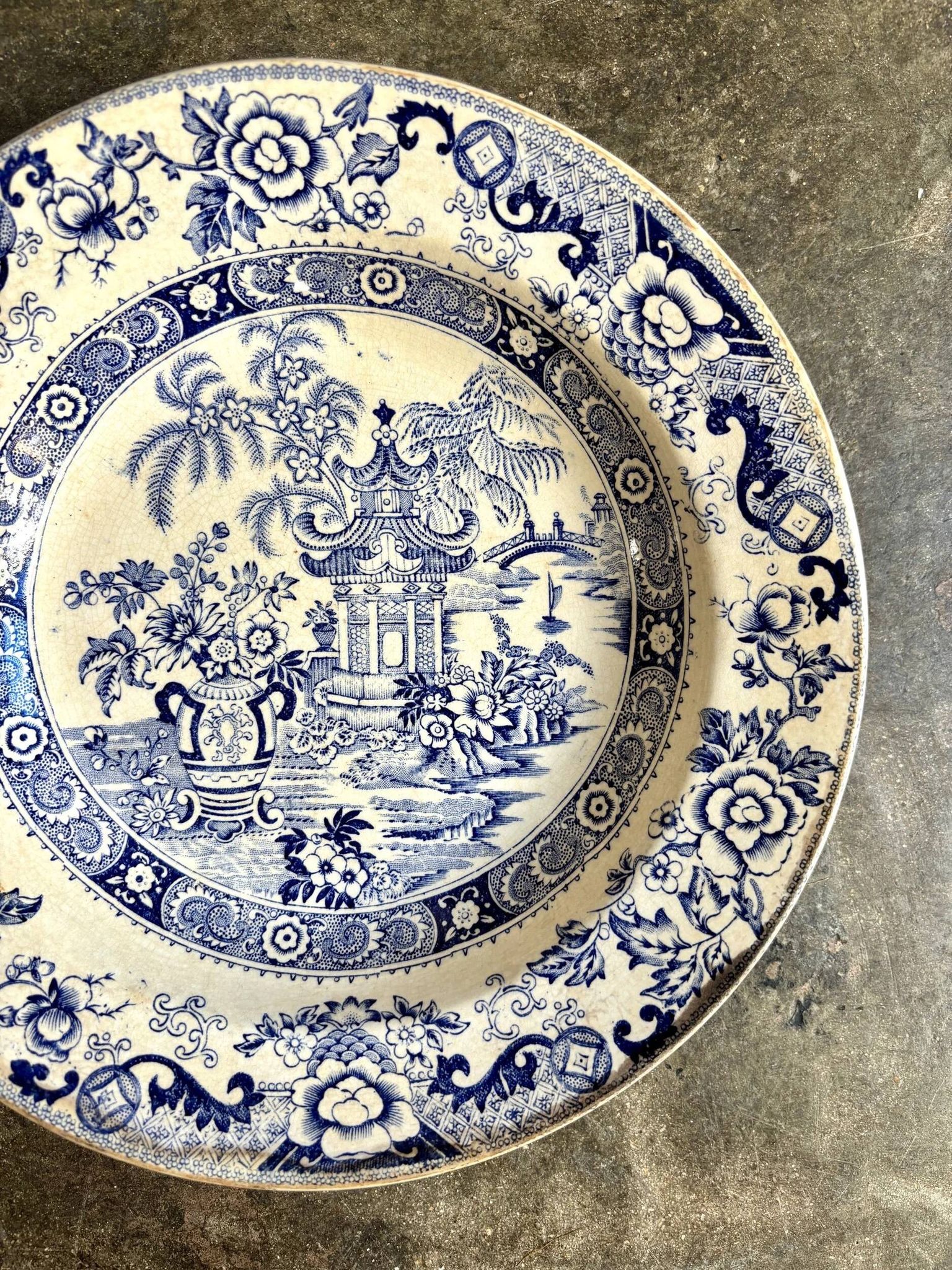 Plat rond et creux Creil & Montereau en terre de fer