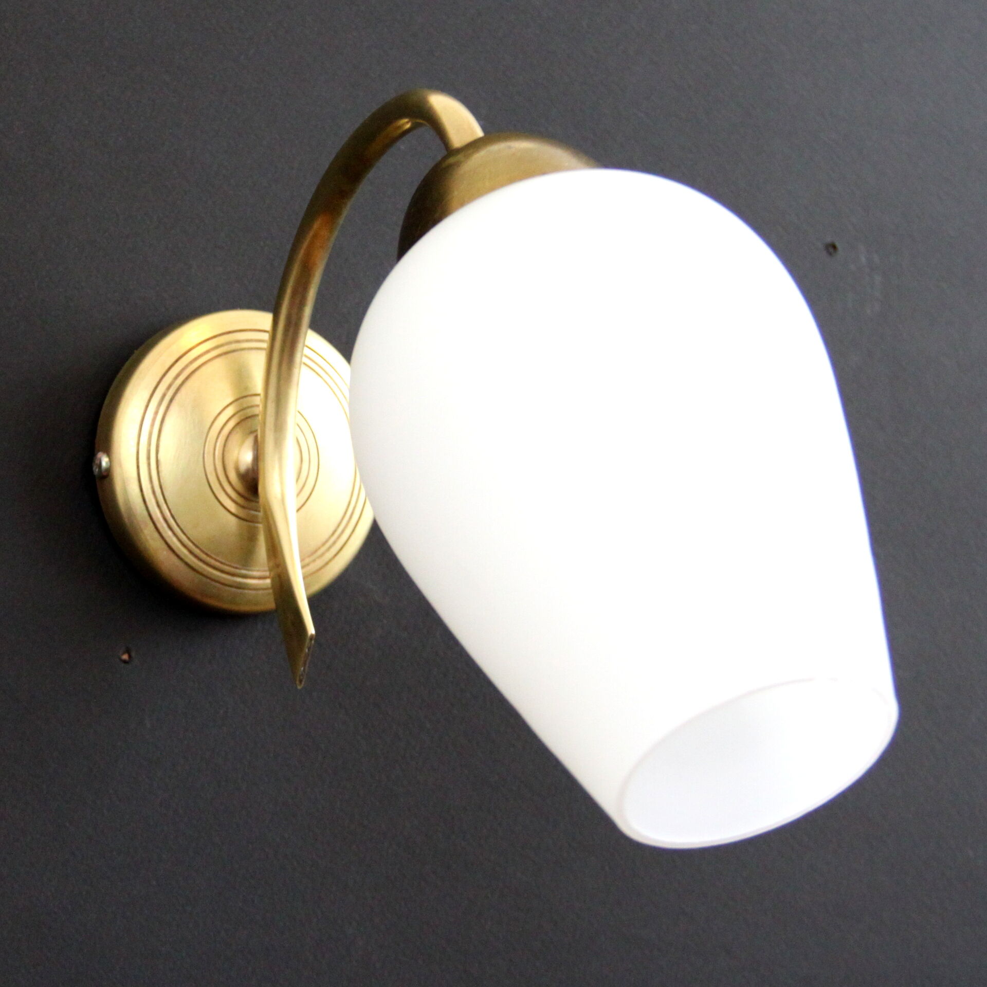 Pair of wall lamp in brass and glass white opaline, vintage