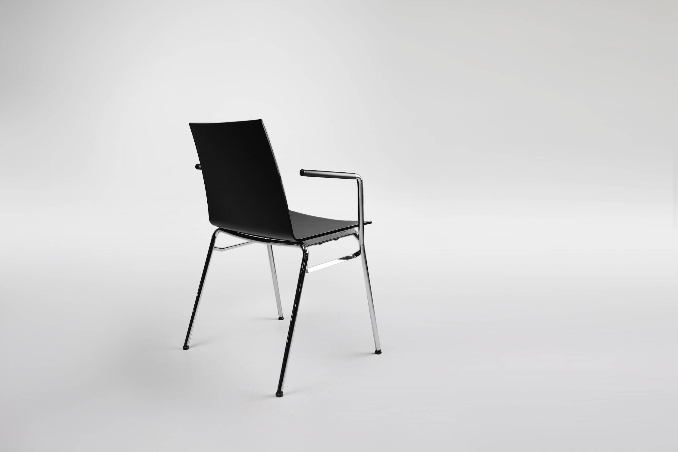Chaise design moderne noire du milieu du siècle avec accoudoirs, Belgique