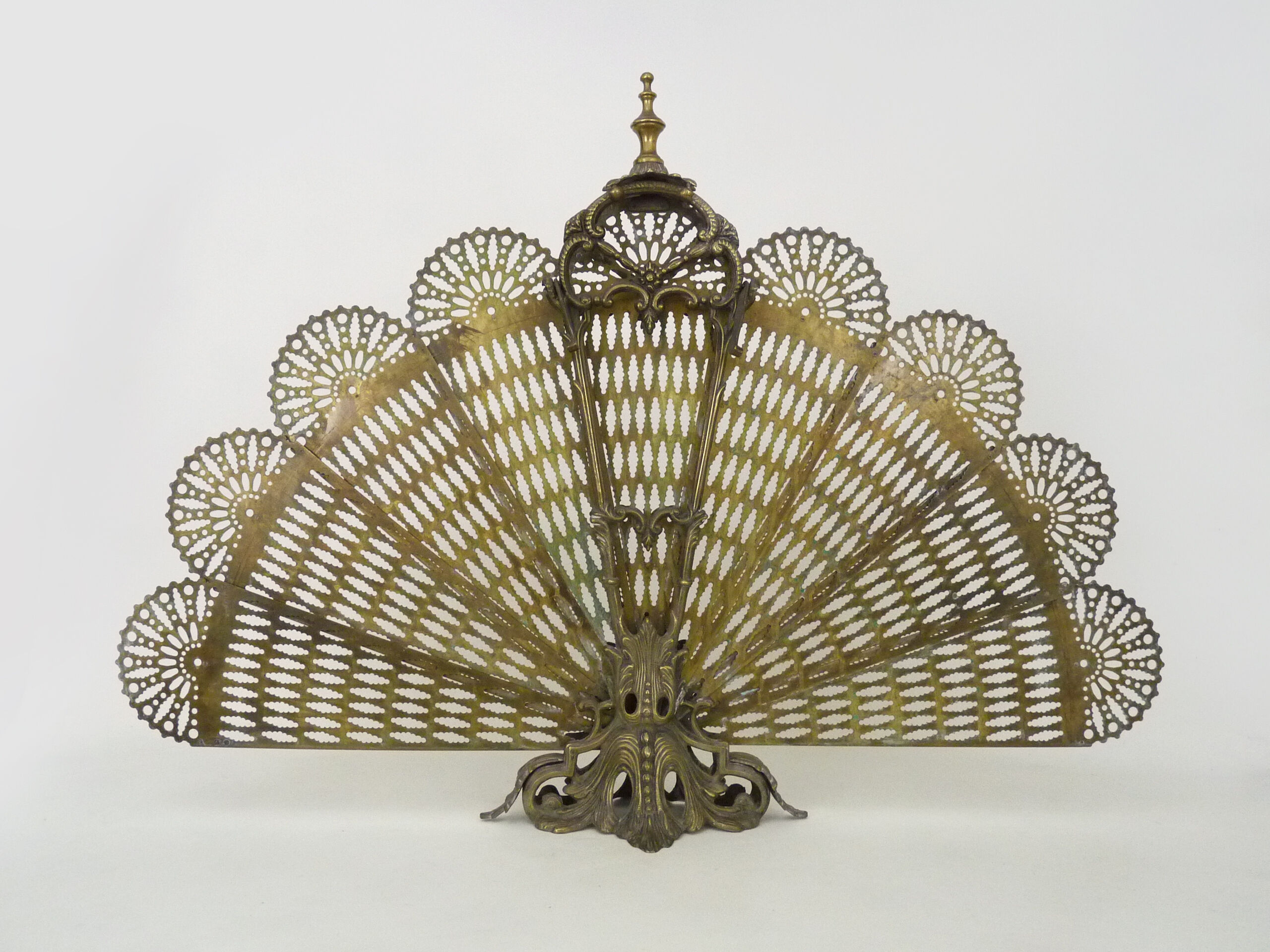 Old chimney fire barrier in fan. Gilded bronze. XIXth