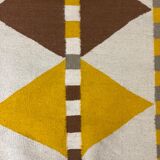 Tapis en tissé à motifs losanges et traits parallèles, 245x168 cm