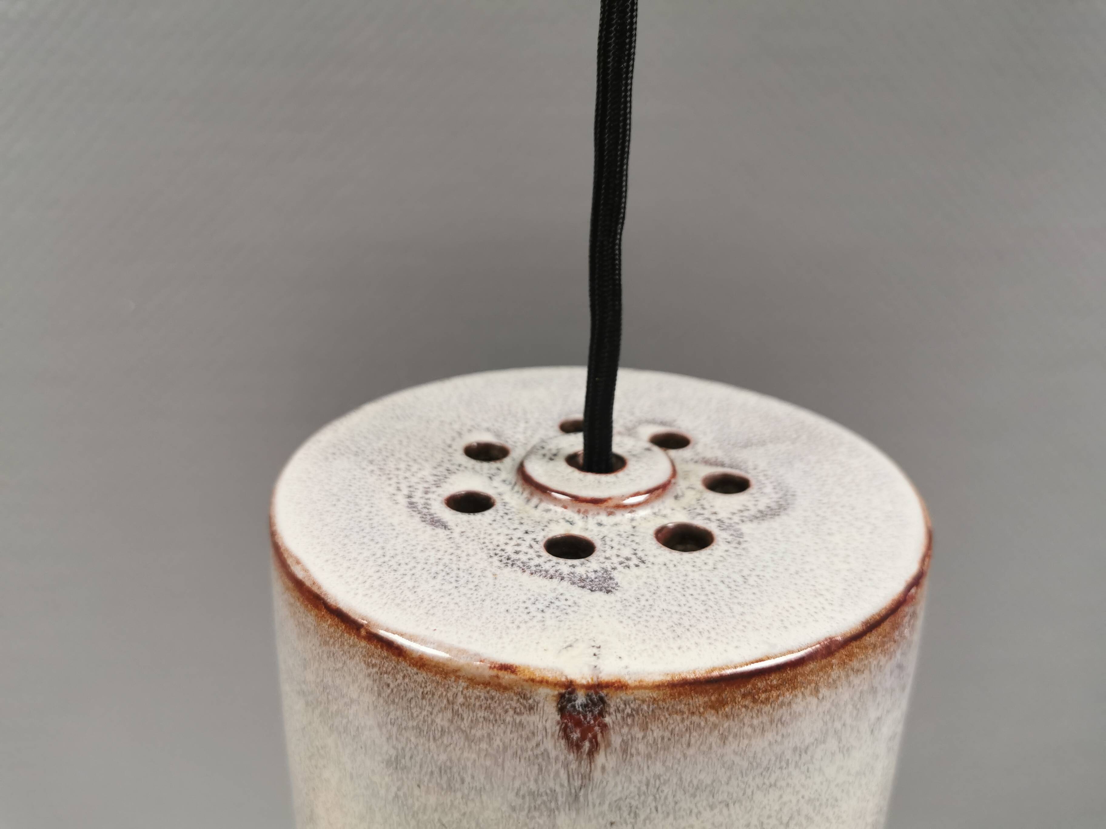 Beautiful, cylinder-shaped hanging lamp in ceramic.