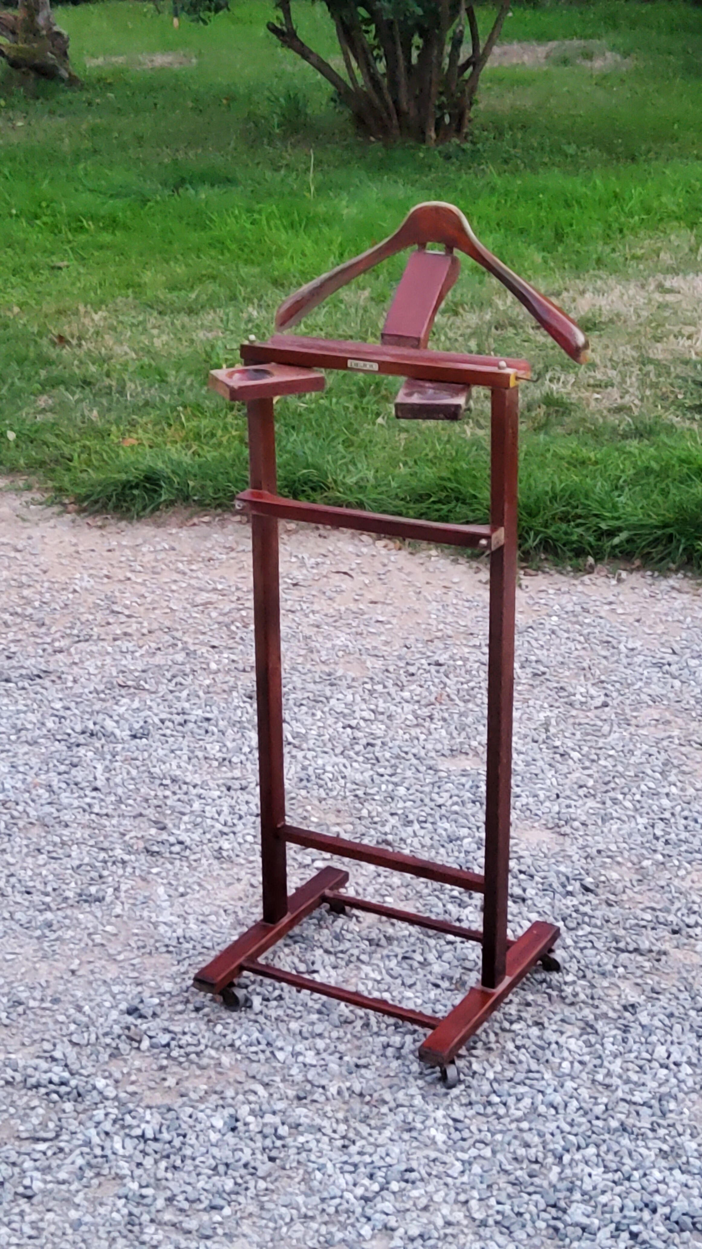 Mahogany stained wood valet Dejou editor