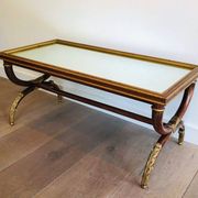 Table basse en bois sculpté patiné et doré. Maison Hirch