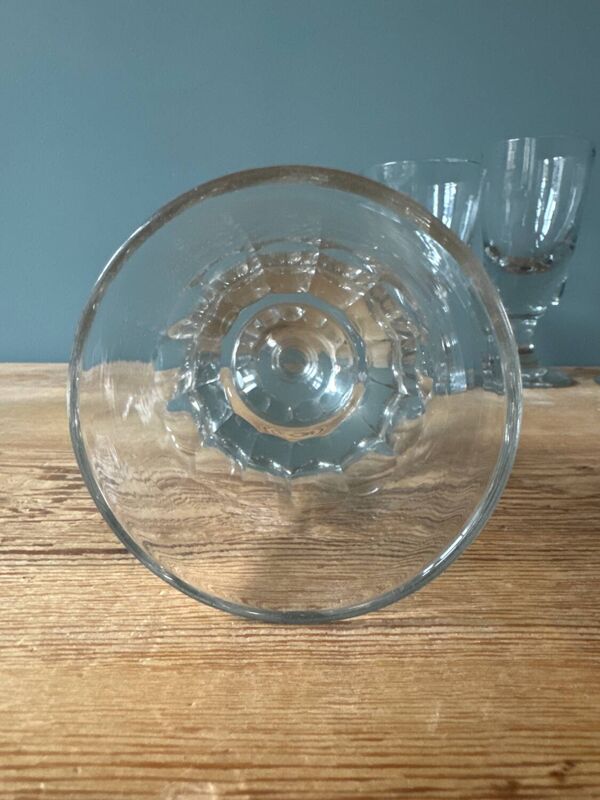 Série de 6 verres à pied anciens dépareillés