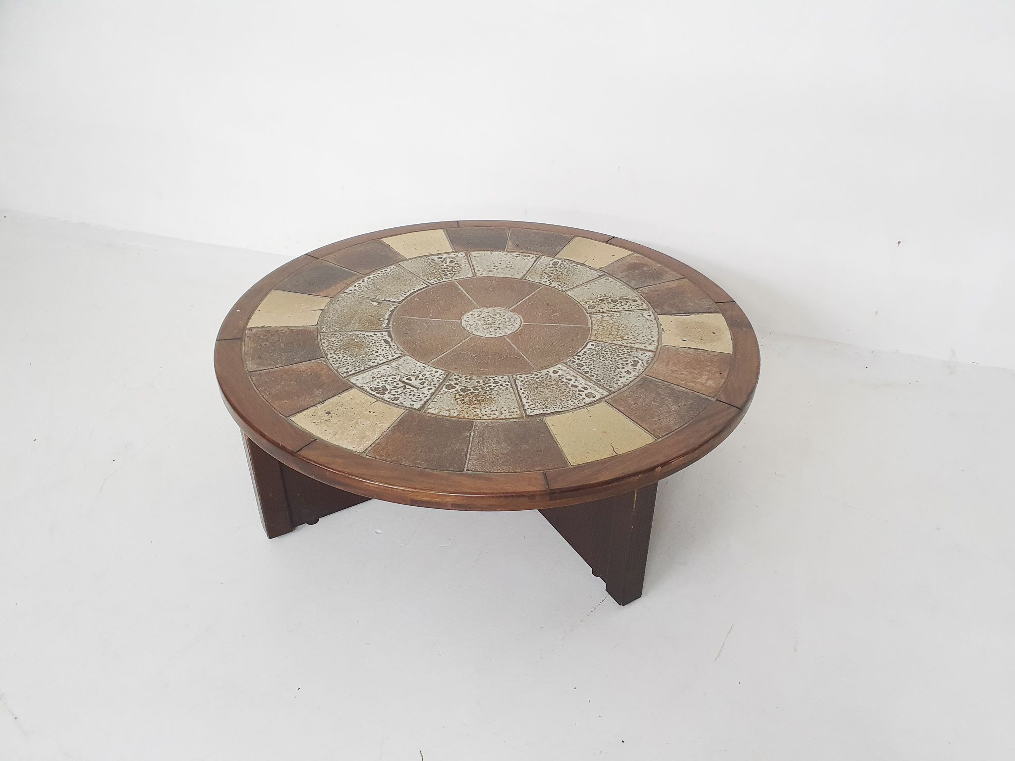 Tue Poulsen pour Haslev Møbelsnedkeri, table basse en pierre et chêne, Danemark années 1960