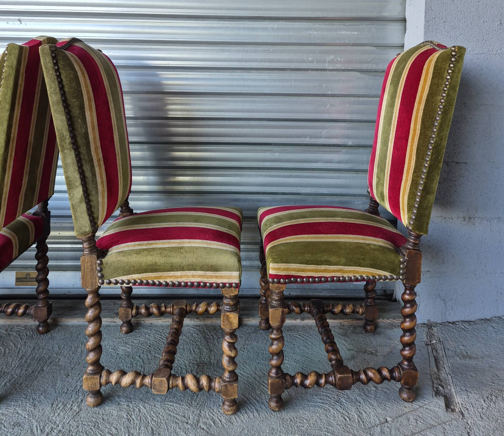 Set of 6 Louis XIII style chairs in turned wood and velvet.