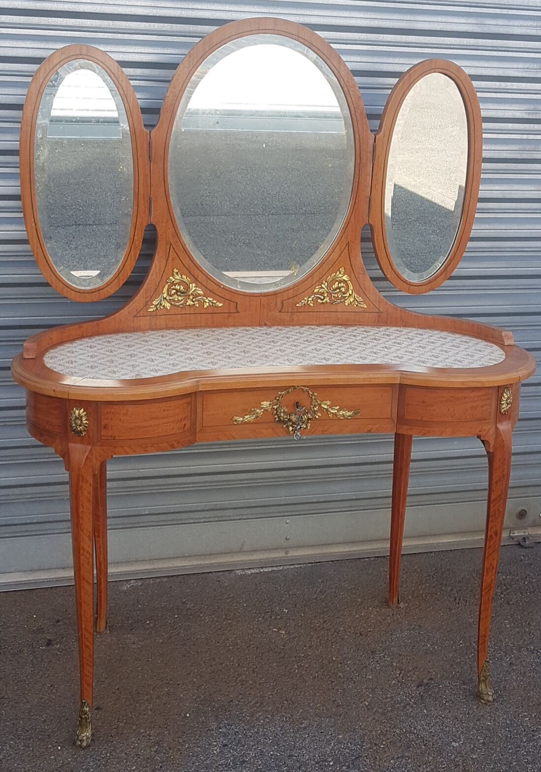 Old kidney dressing table