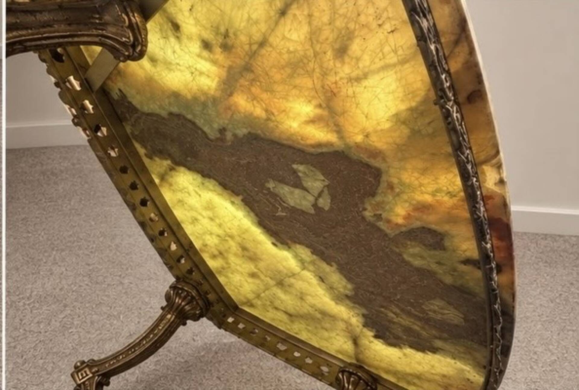 Large oval coffee table in yellow marble and gold metal, classic style.