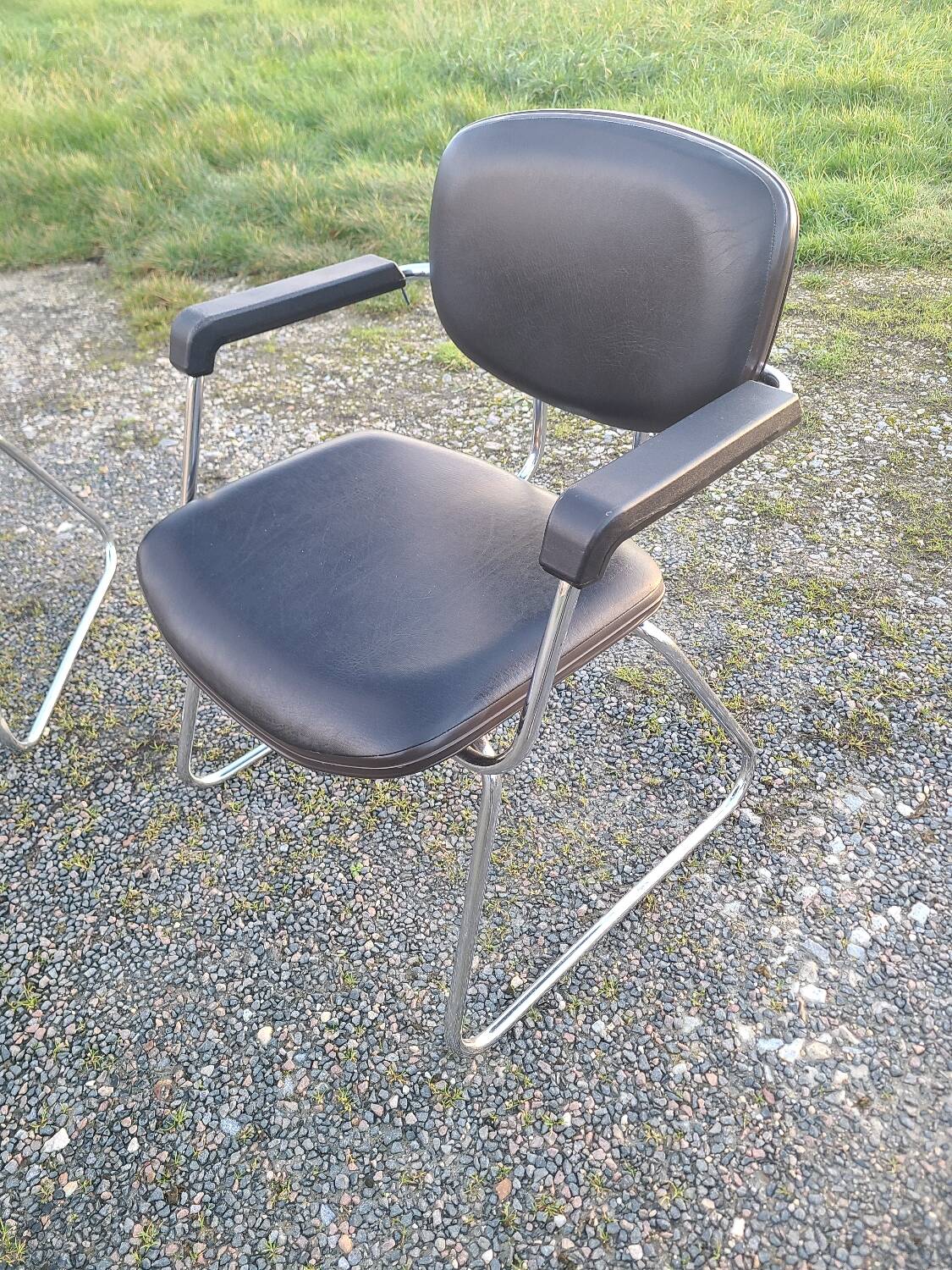 Pair of Unimob Lingua 97 armchairs