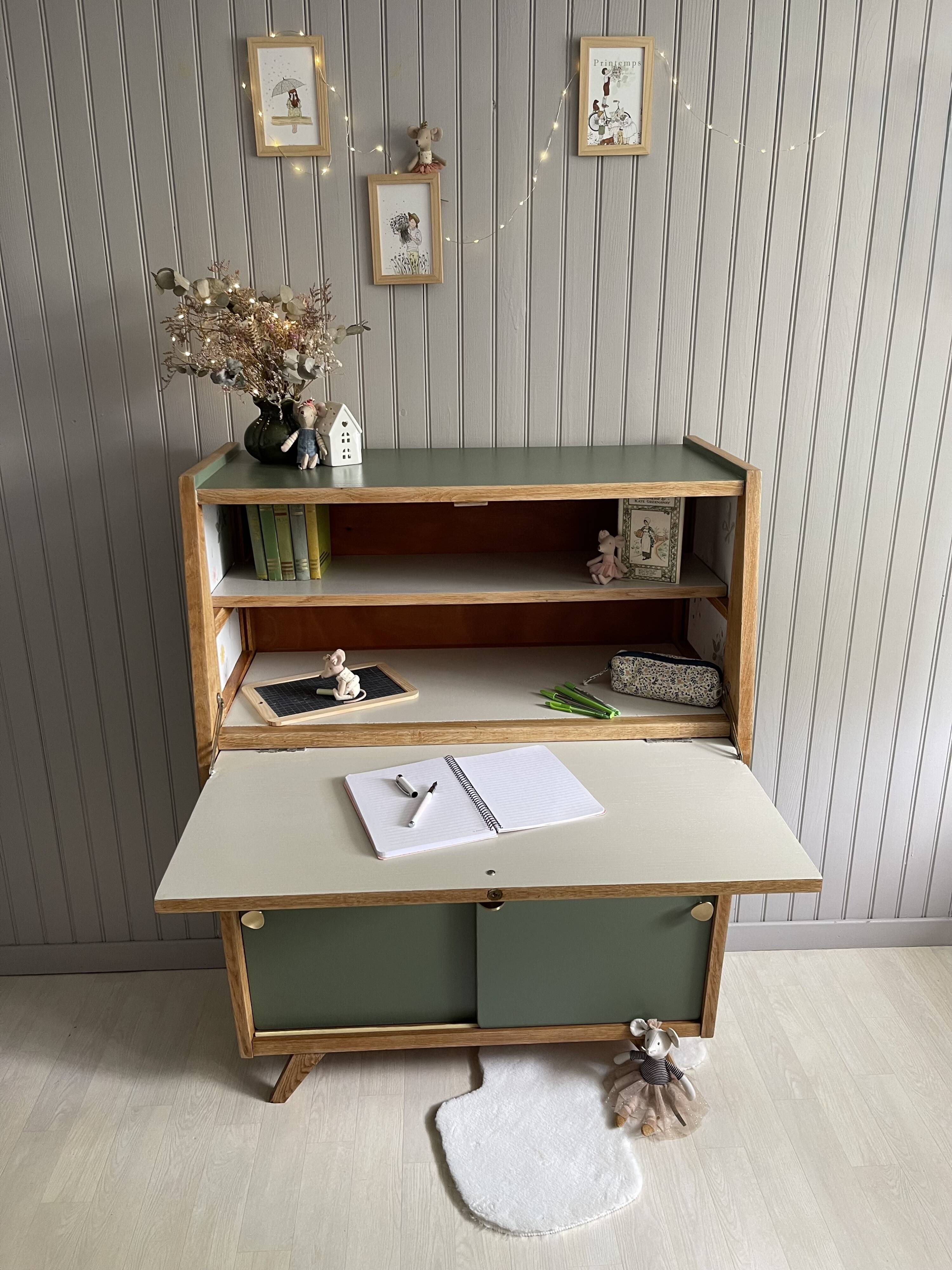 Green secretary