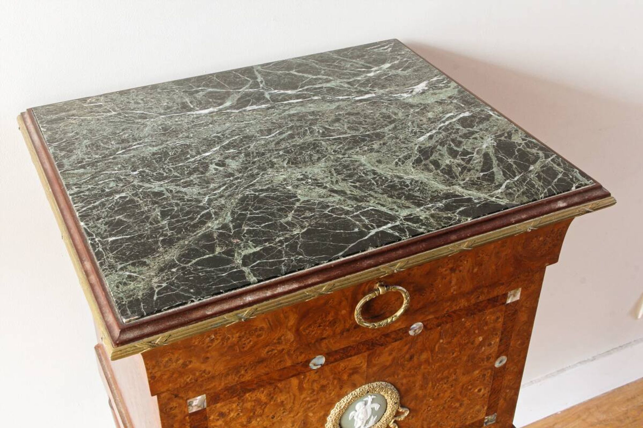 Table de chevet néoclassique, dans le goût anglais Regency Wedgewood
