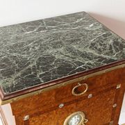 Table de chevet néoclassique, dans le goût anglais Regency Wedgewood