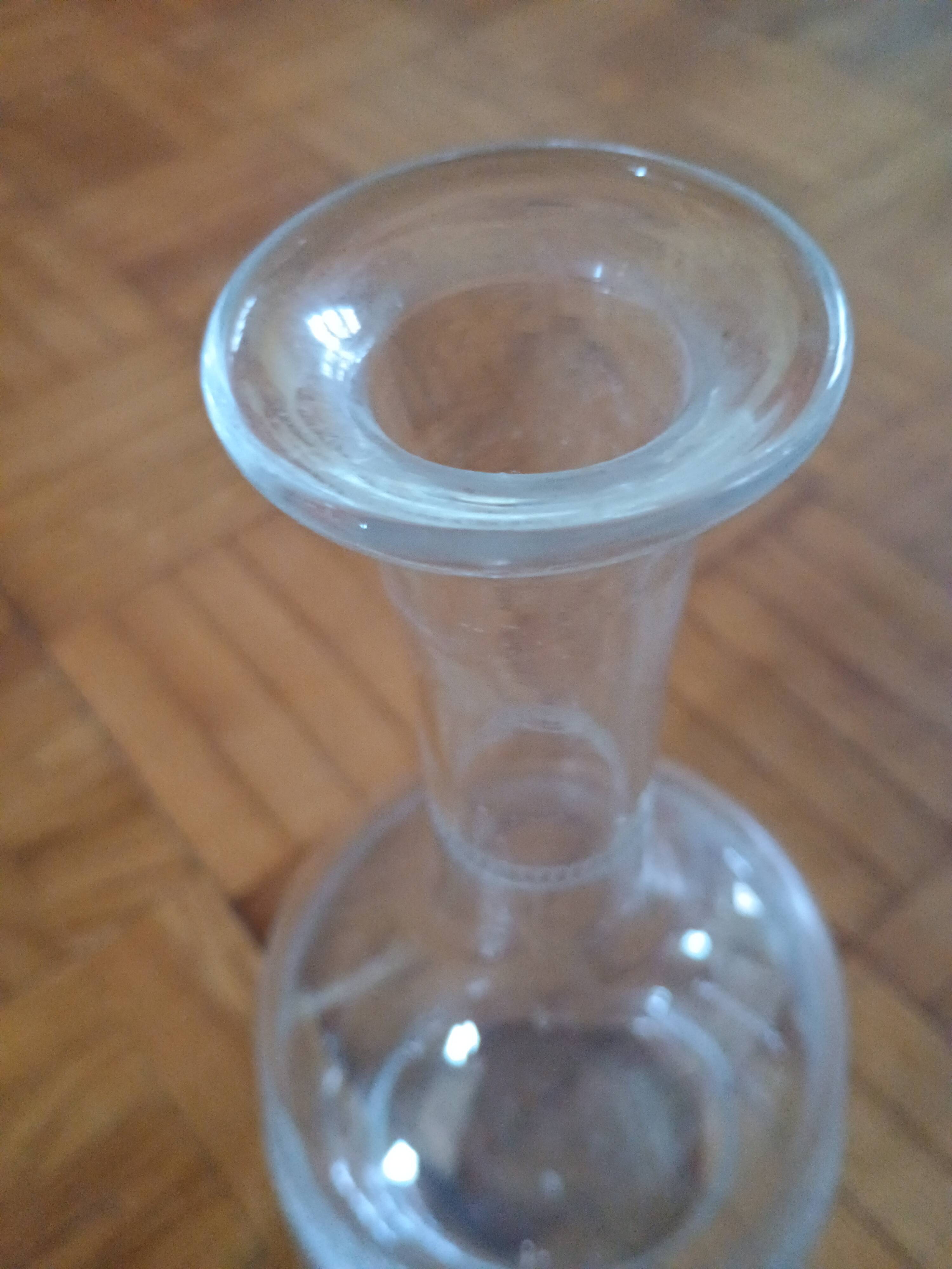 Carafe à vin ancienne - verre gravée d'une frise d'entrelacs