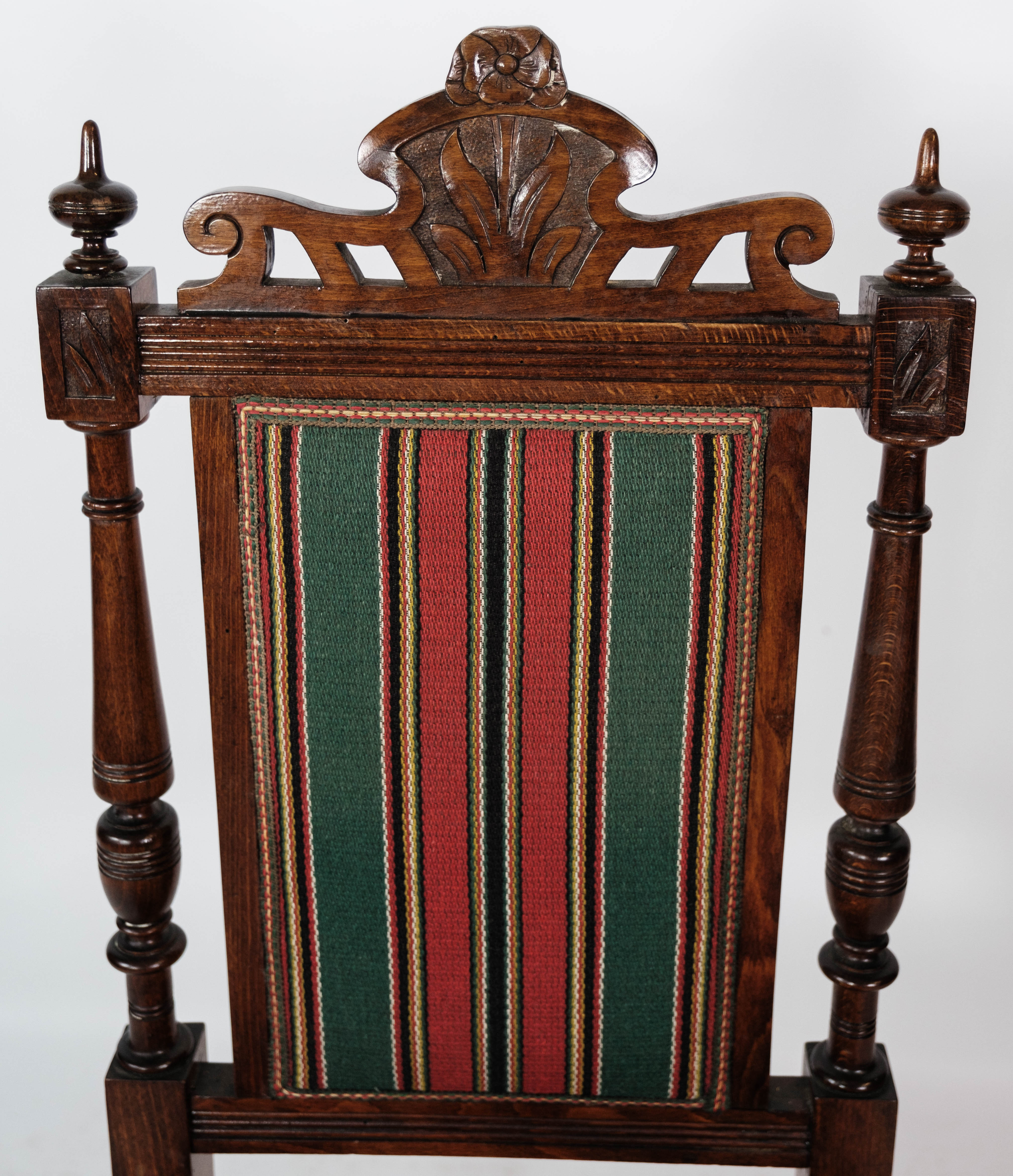 Ensemble de six chaises de salle à manger en chêne et rembourrées de tissu rayé, années 1920