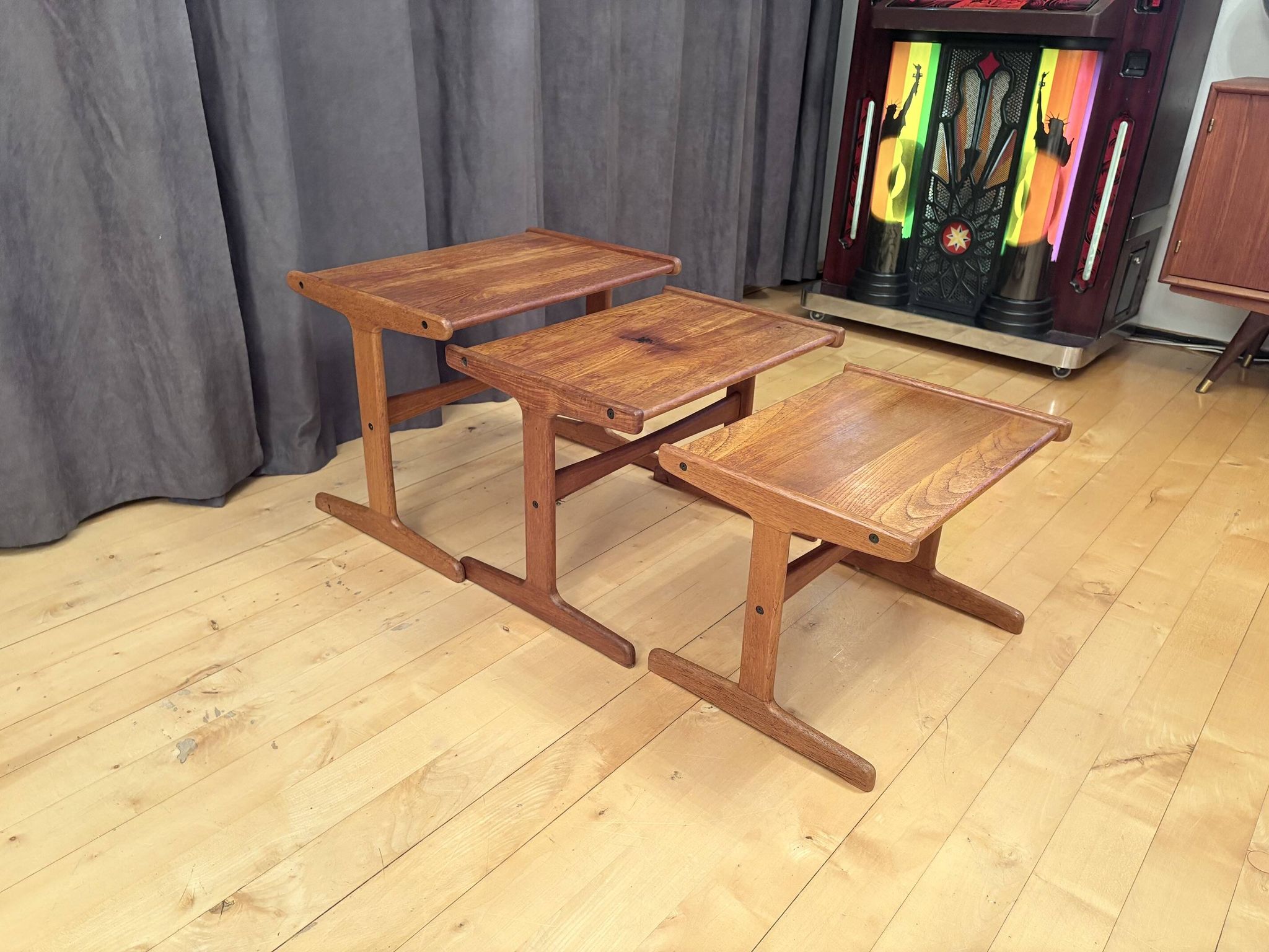 Ensemble de trois tables en teck, Danemark, années 1960.