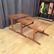 Ensemble de trois tables en teck, Danemark, années 1960.