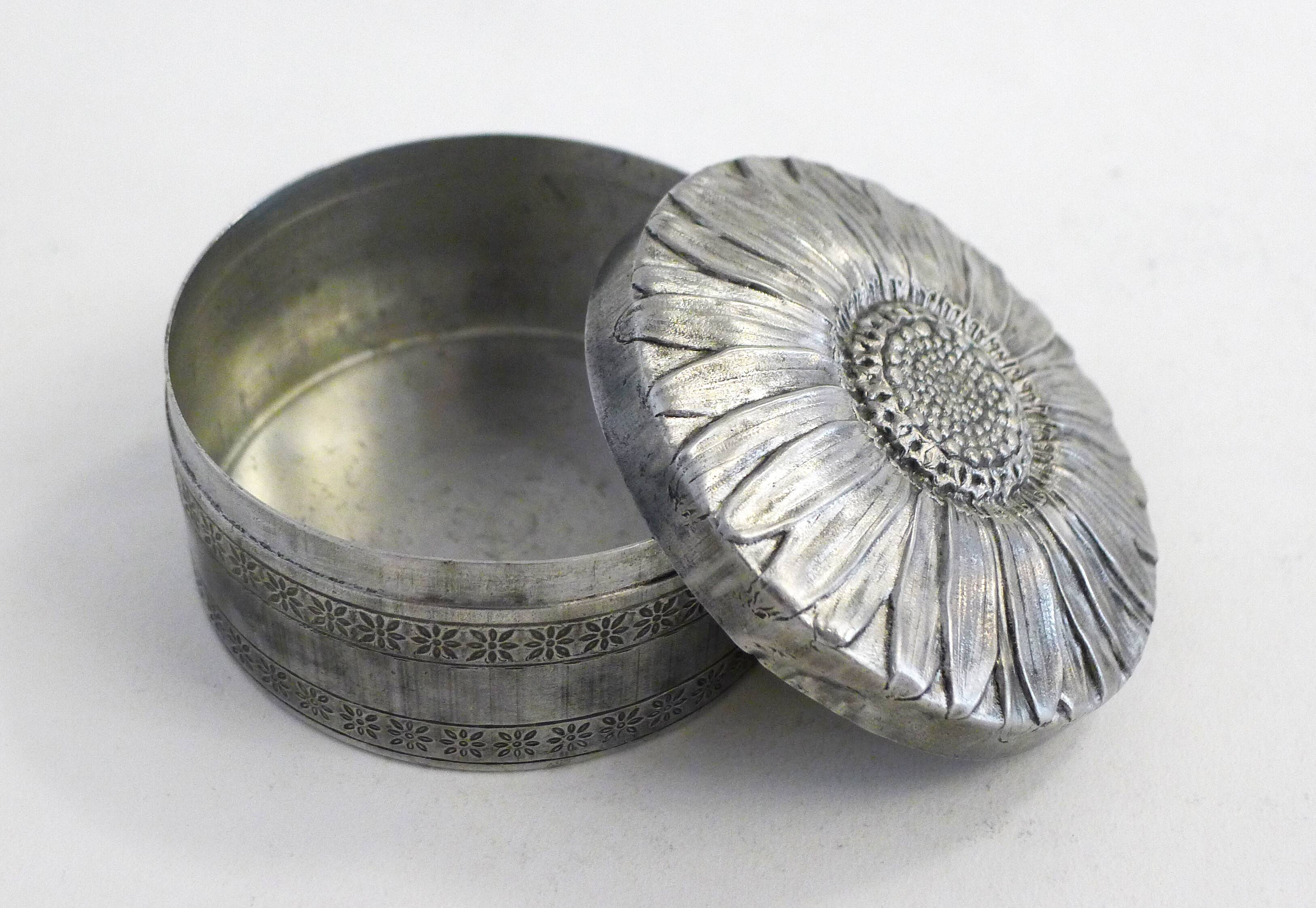 Marguerite round box, made of metal