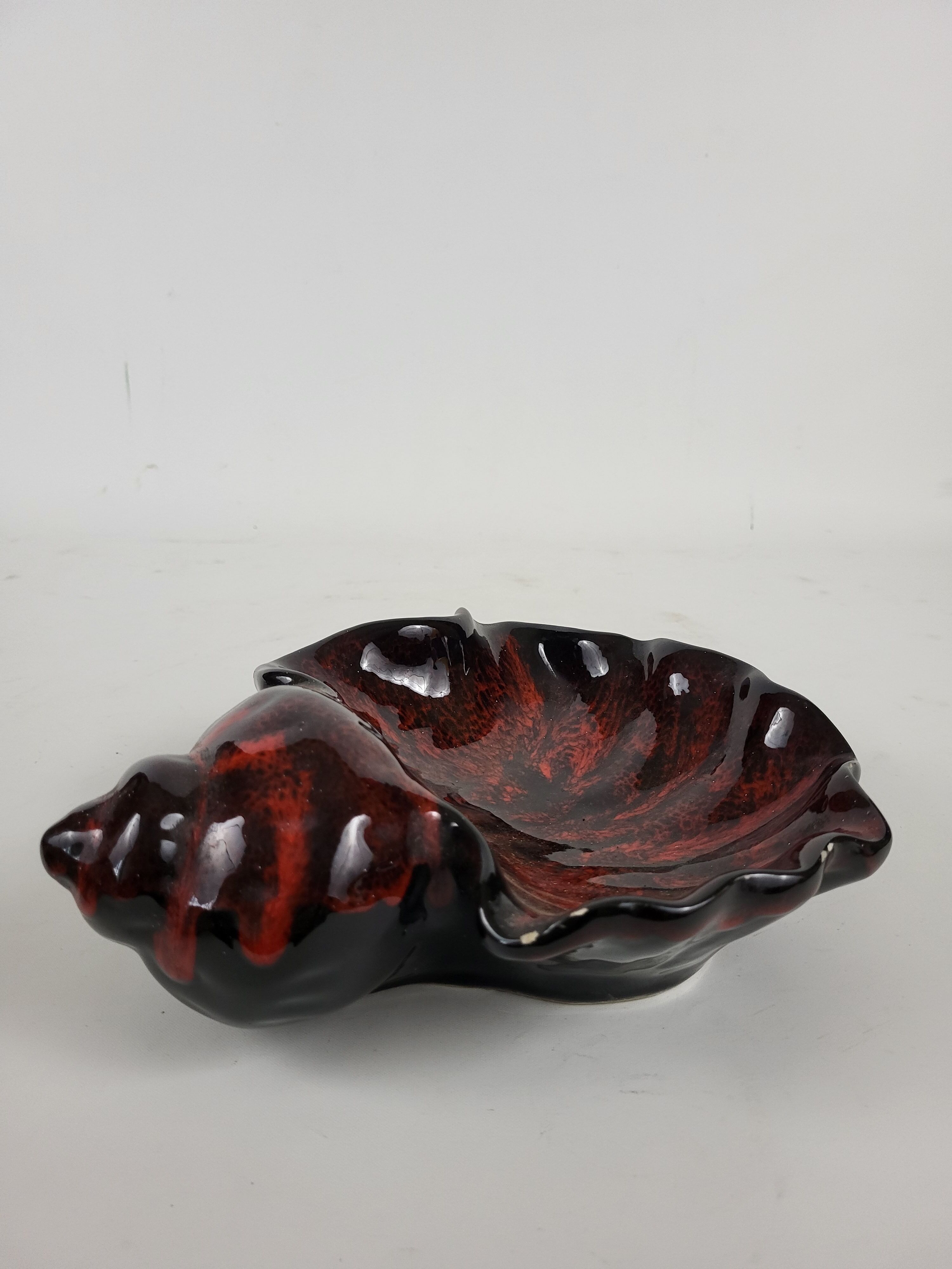 Empty ceramic pocket in the shape of a shell