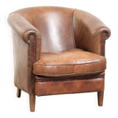 Fauteuil club en peau de mouton couleur cognac avec un look vintage de style anglais.