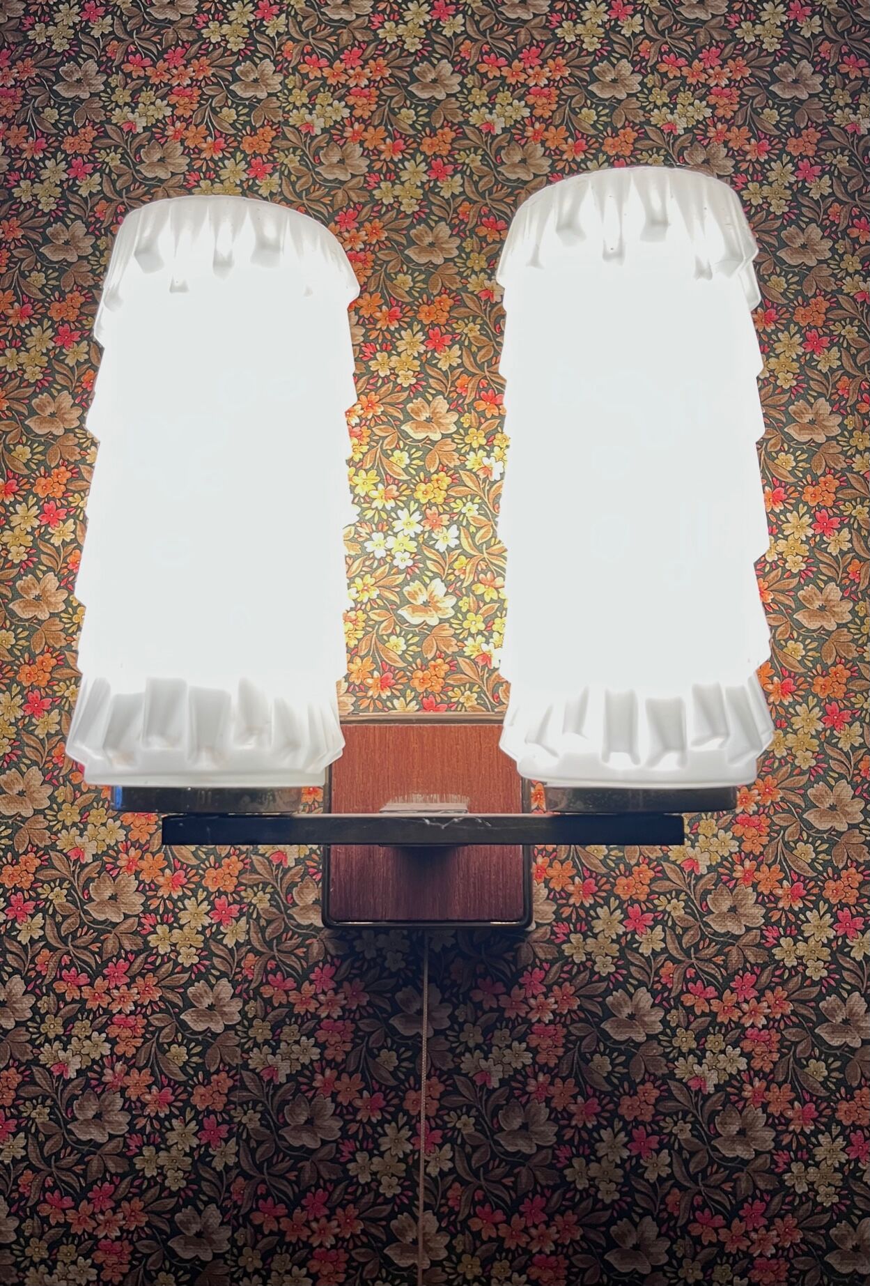 Paire d'appliques en laiton et verre