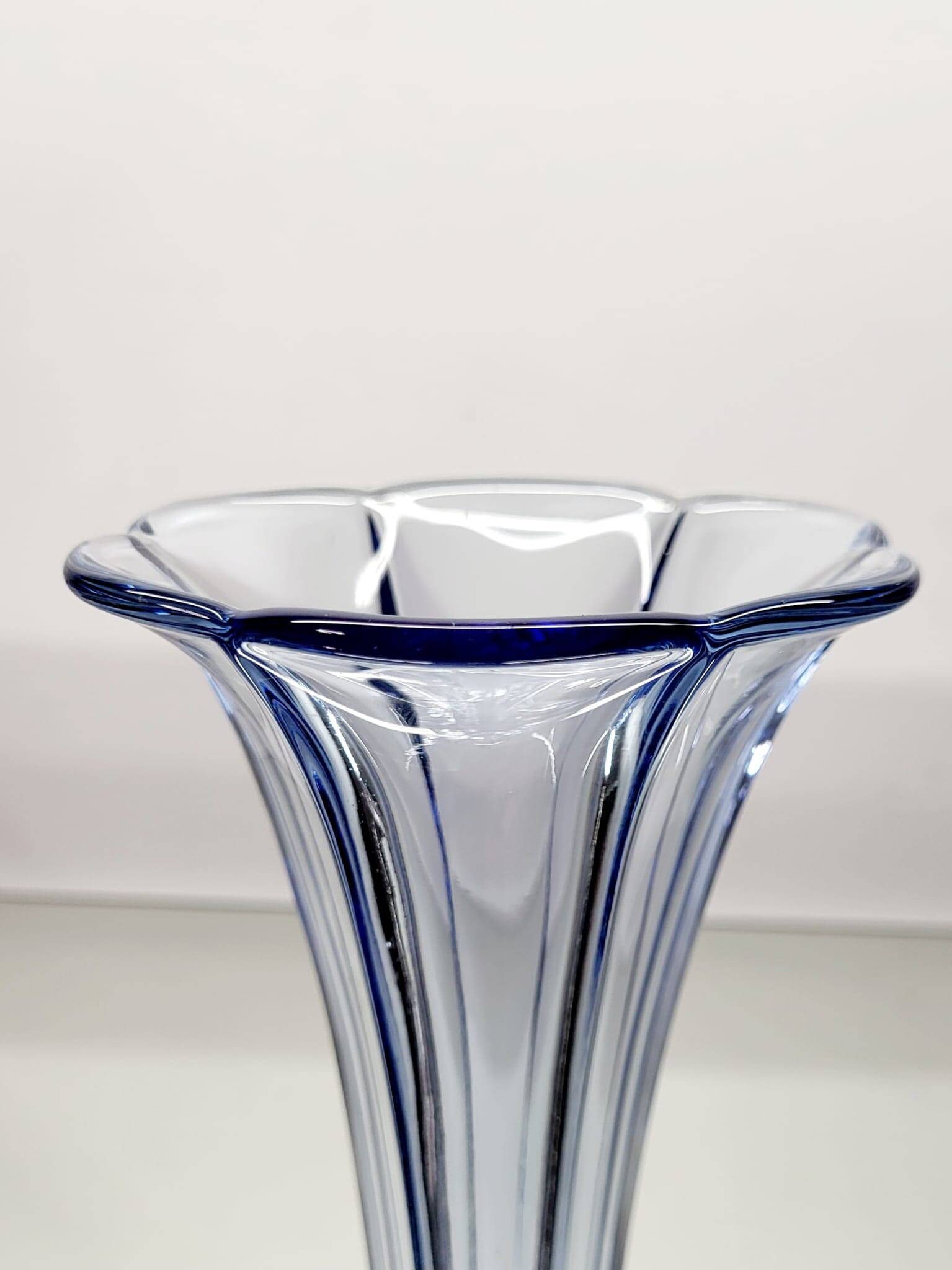 Val Saint Lambert Art deco vaas, serie Luxval model Américain M licht blauw