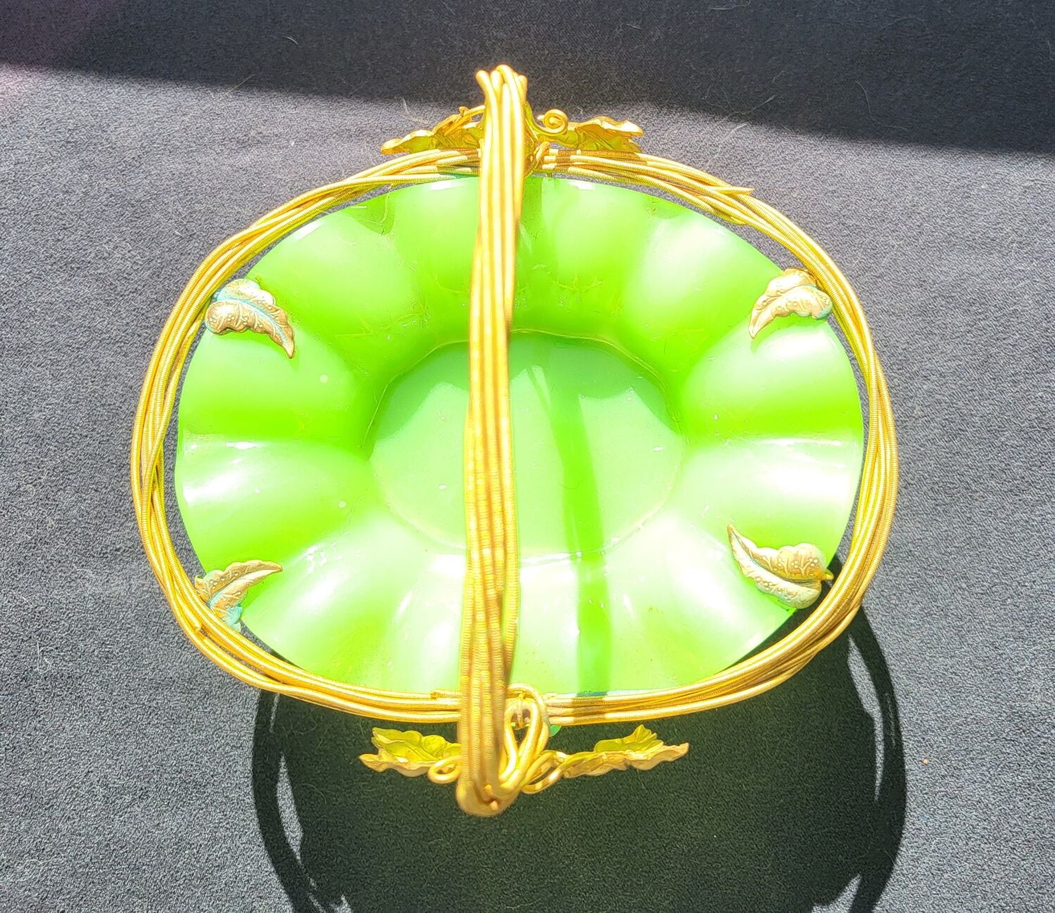 Empty pocket basket in green opaline (uranium/uraline)