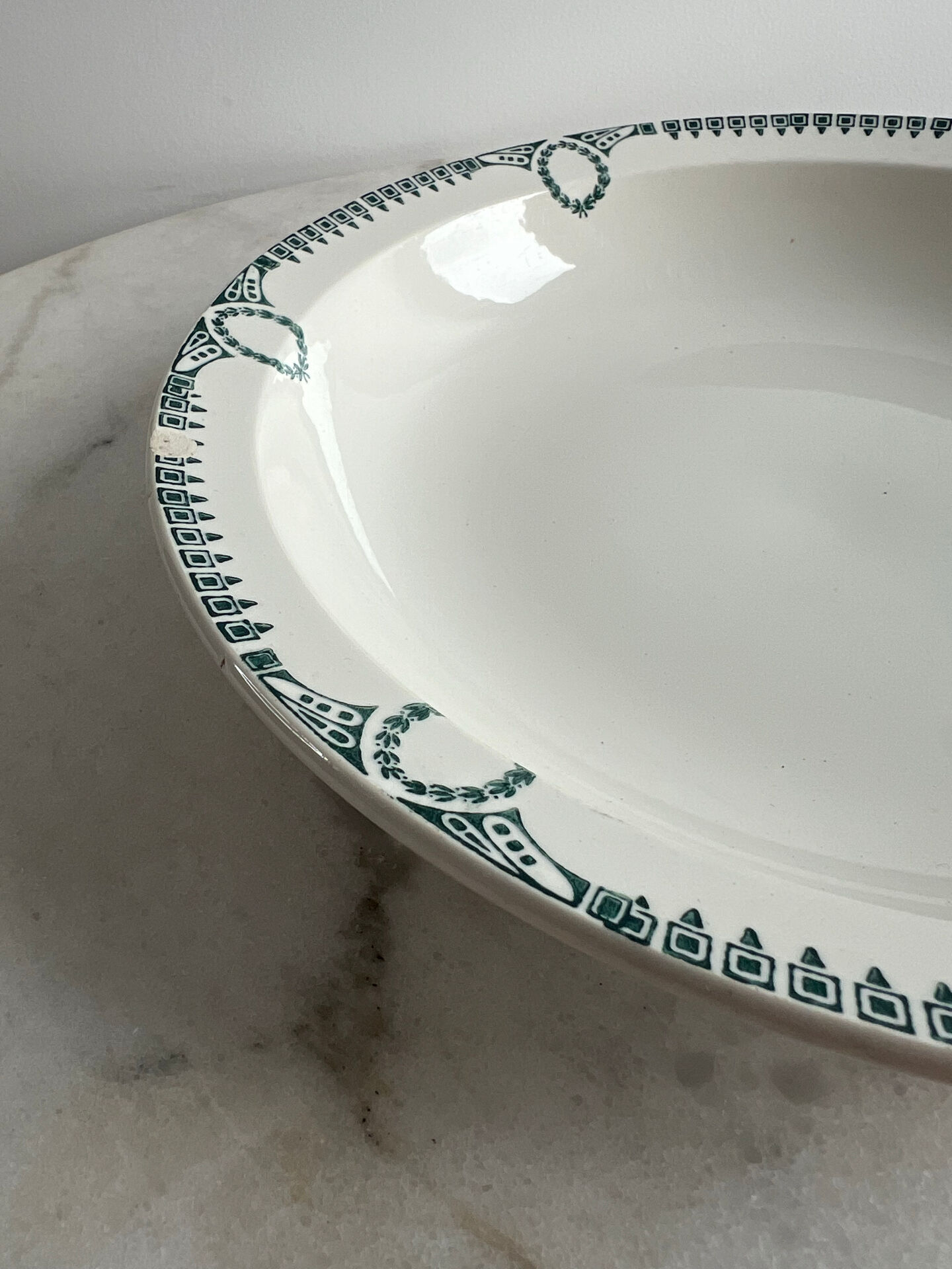 Shallow dish St Amand decorated with green crowns.