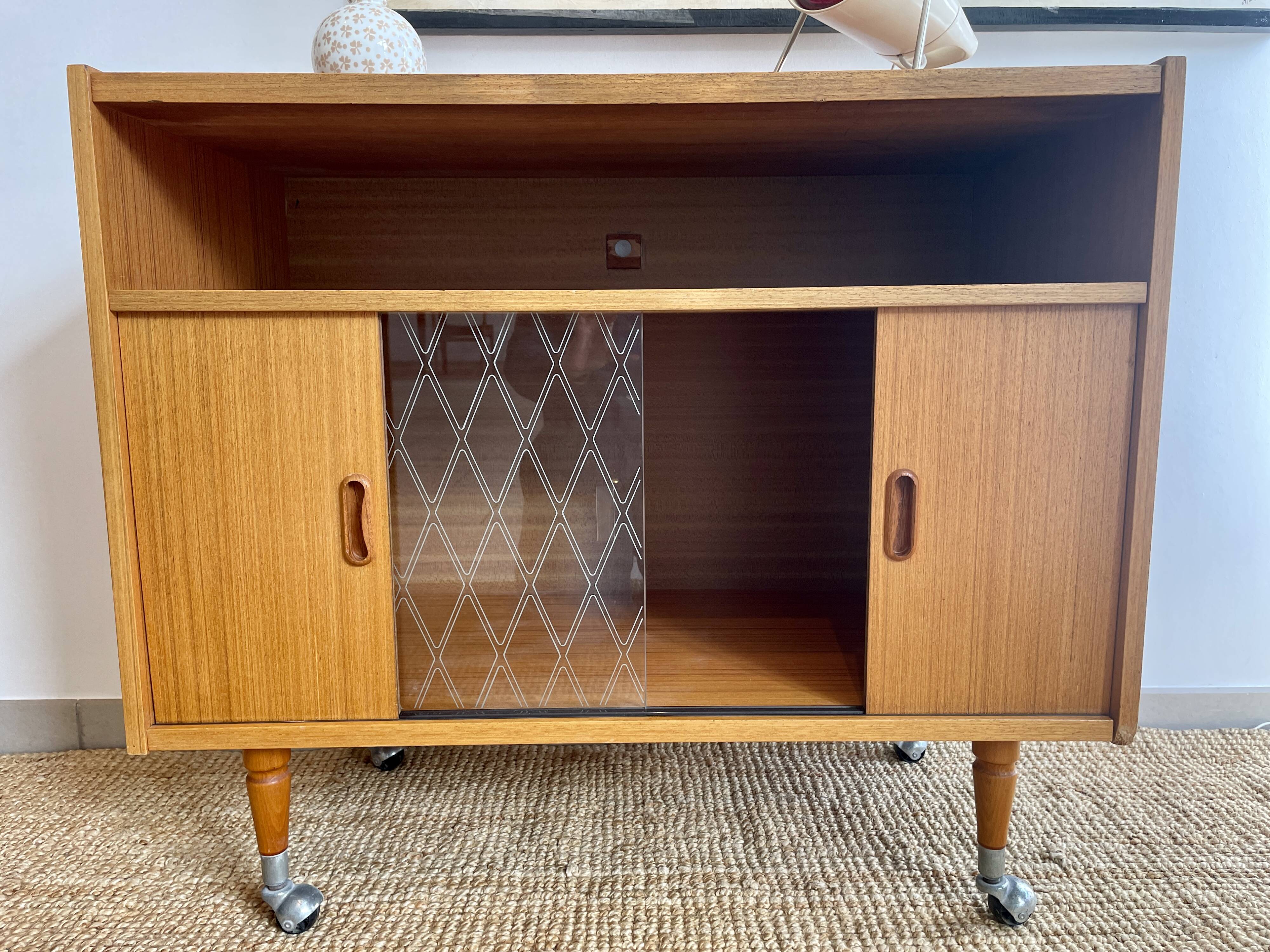 Meuble bar vintage sur roulettes