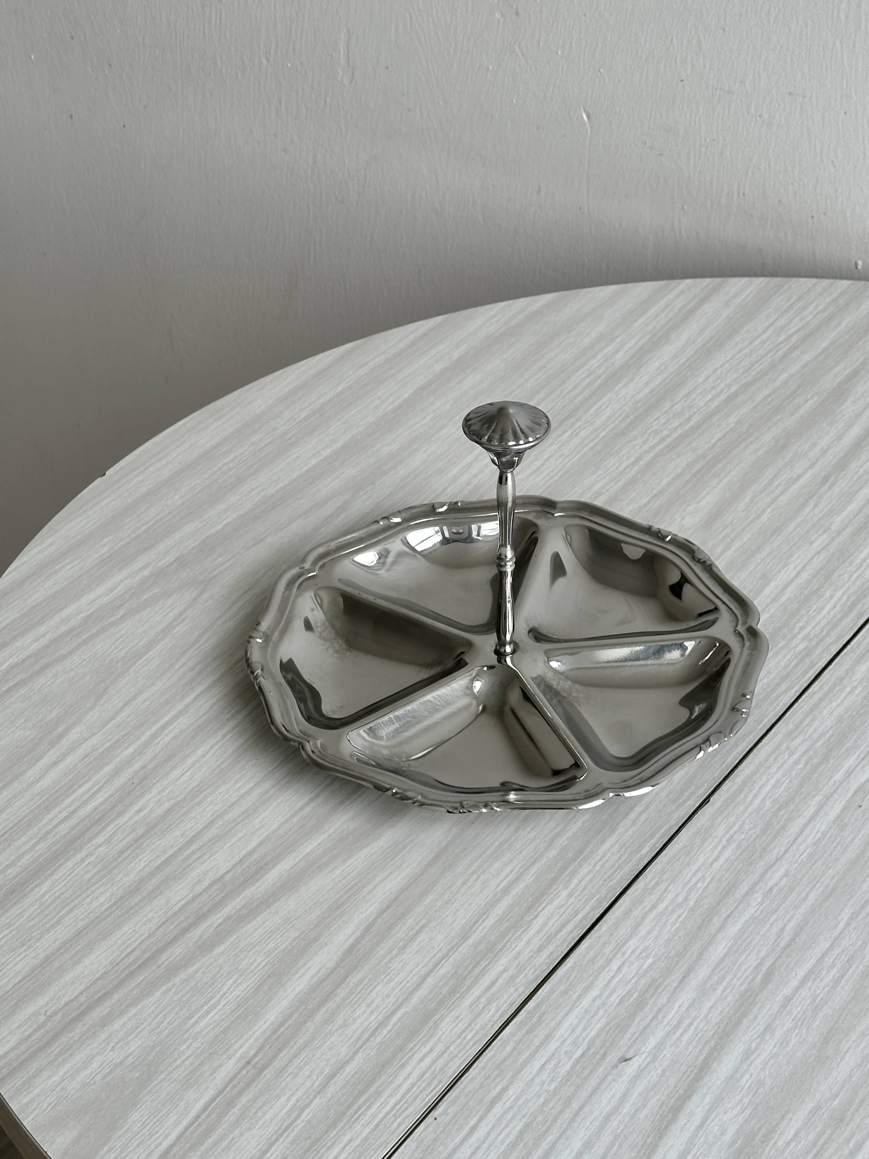 Round compartmented dish in polished stainless steel