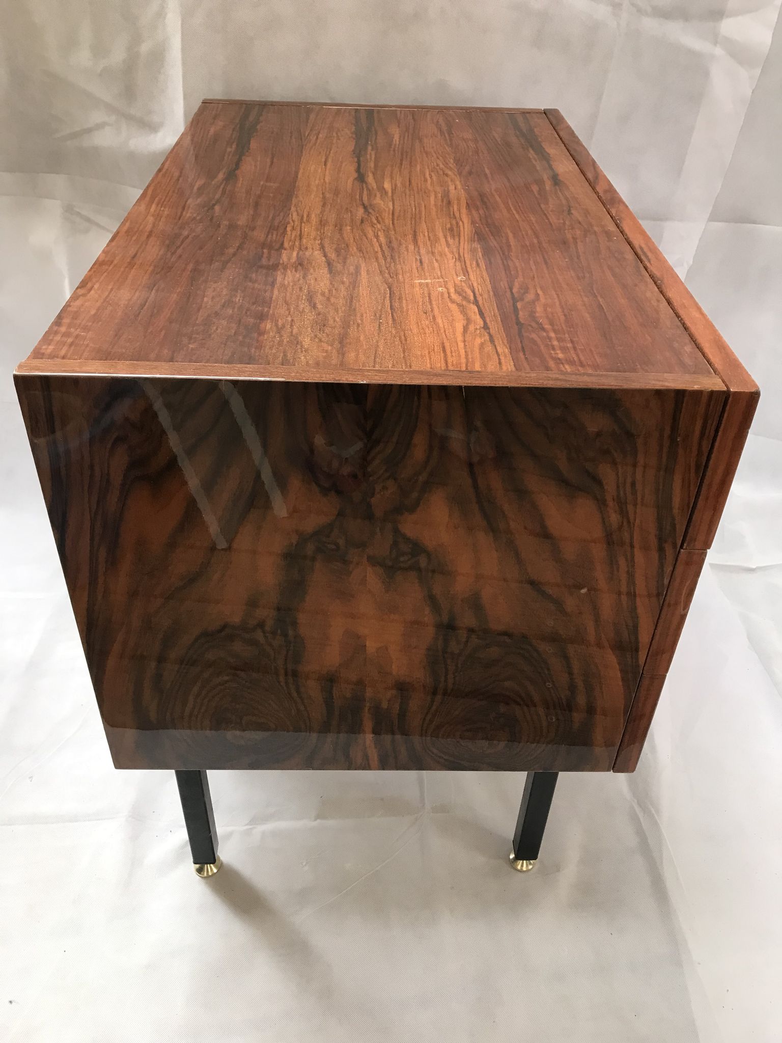 Lacquered 3-drawer chest with rosewood veneer.
