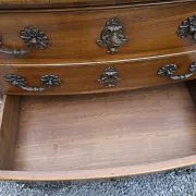 Commode galbée style Louis XV en noyer massif 