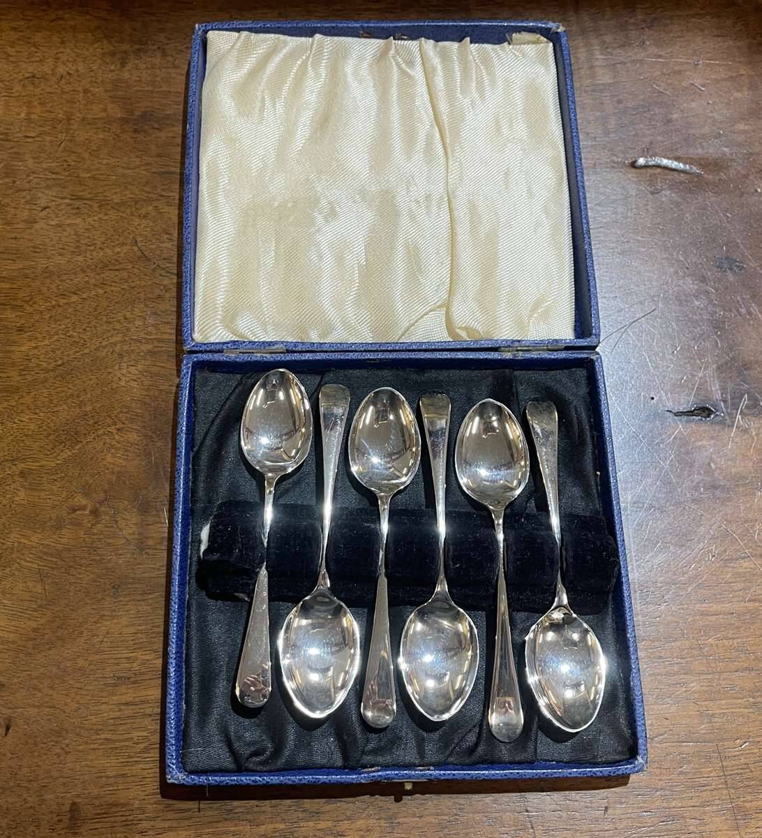 Coffret de 6 cuillères à dessert anglaises en métal argenté
