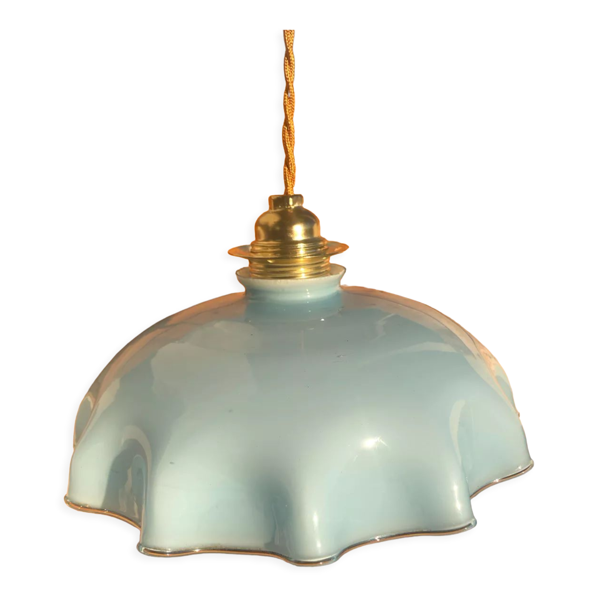 Blue opaline suspension