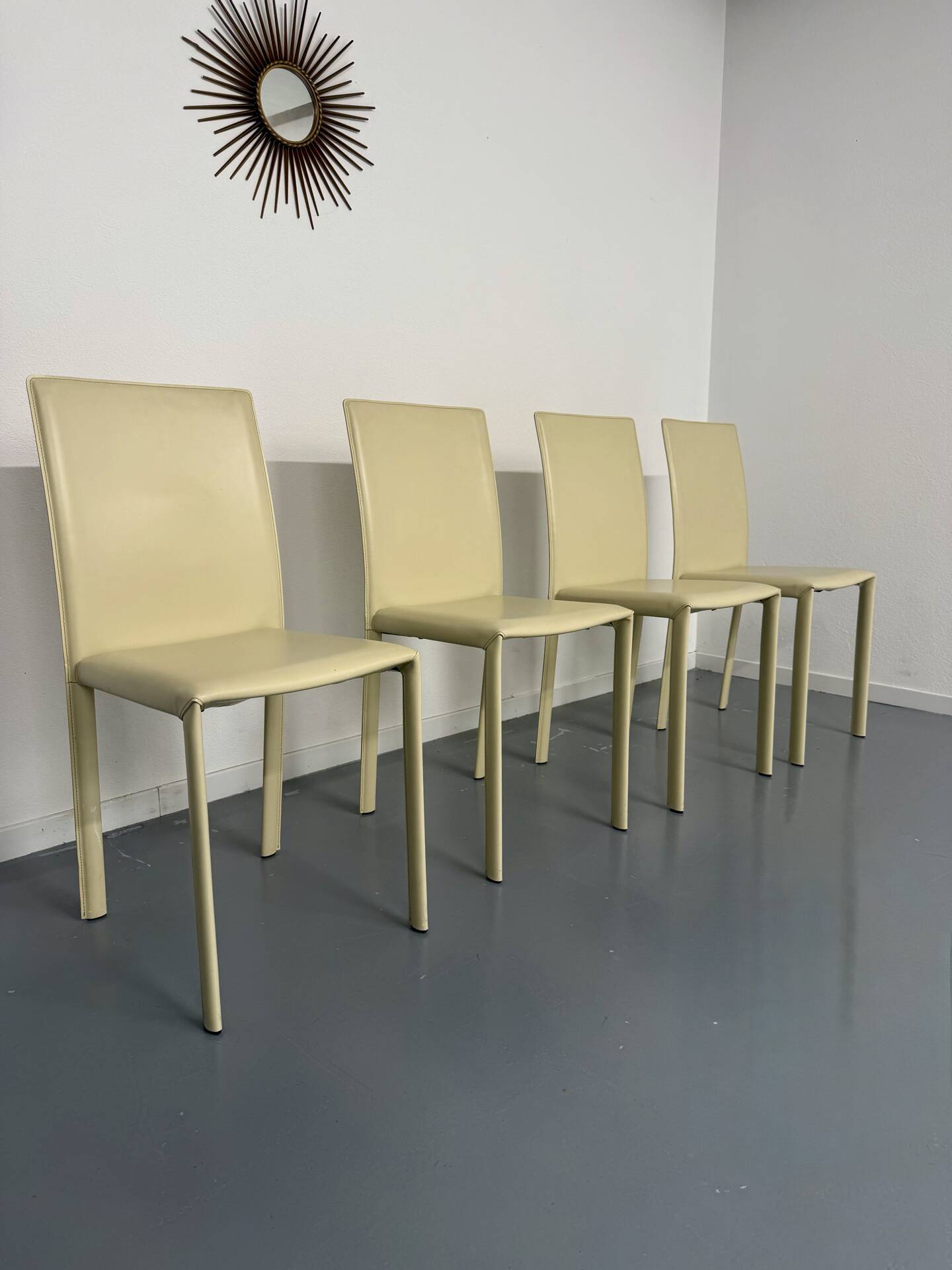 Set of 4 cream leather chairs contemporary design Colico Dress Up