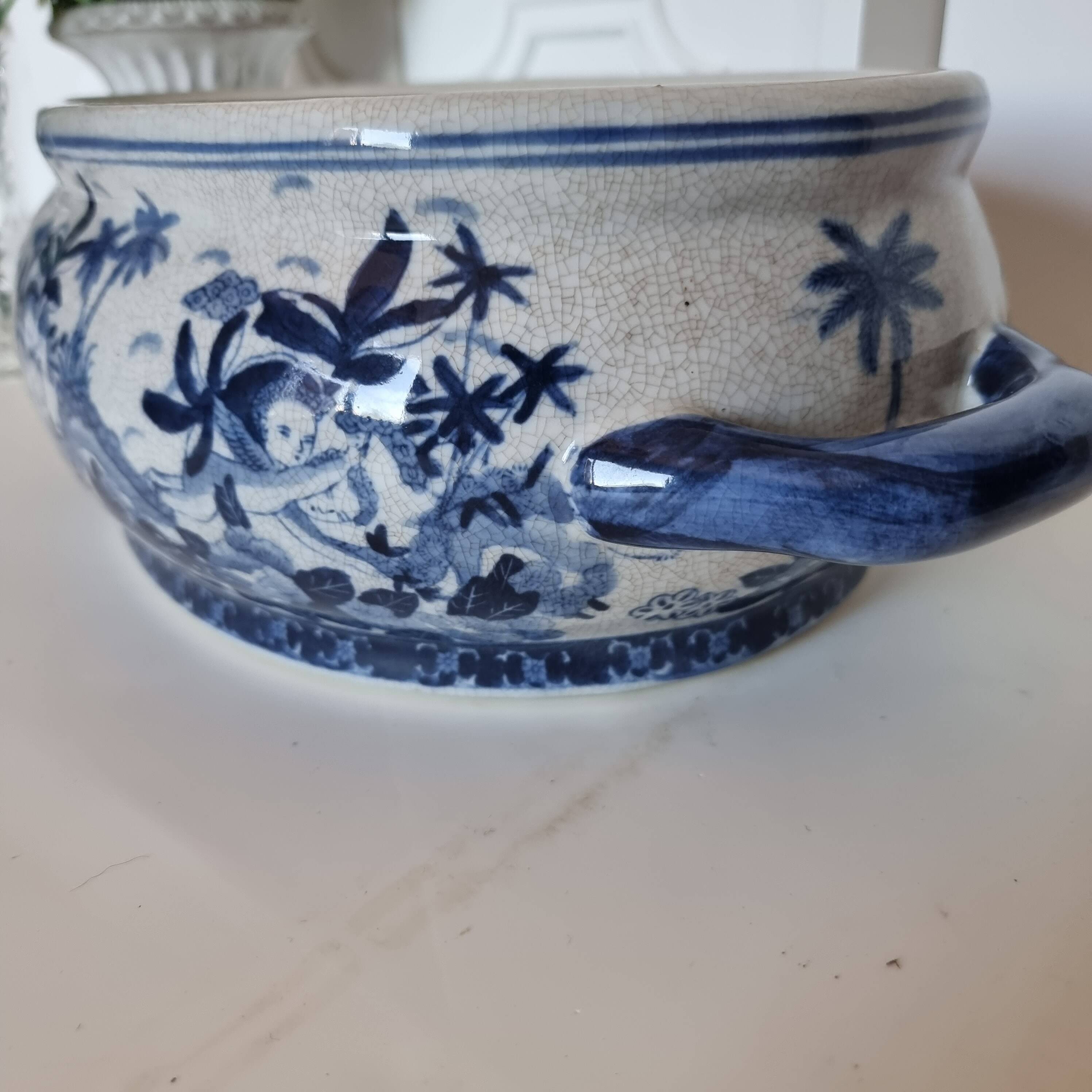 Beautiful Chinese glazed porcelain cachepot or pot, an authentic piece
