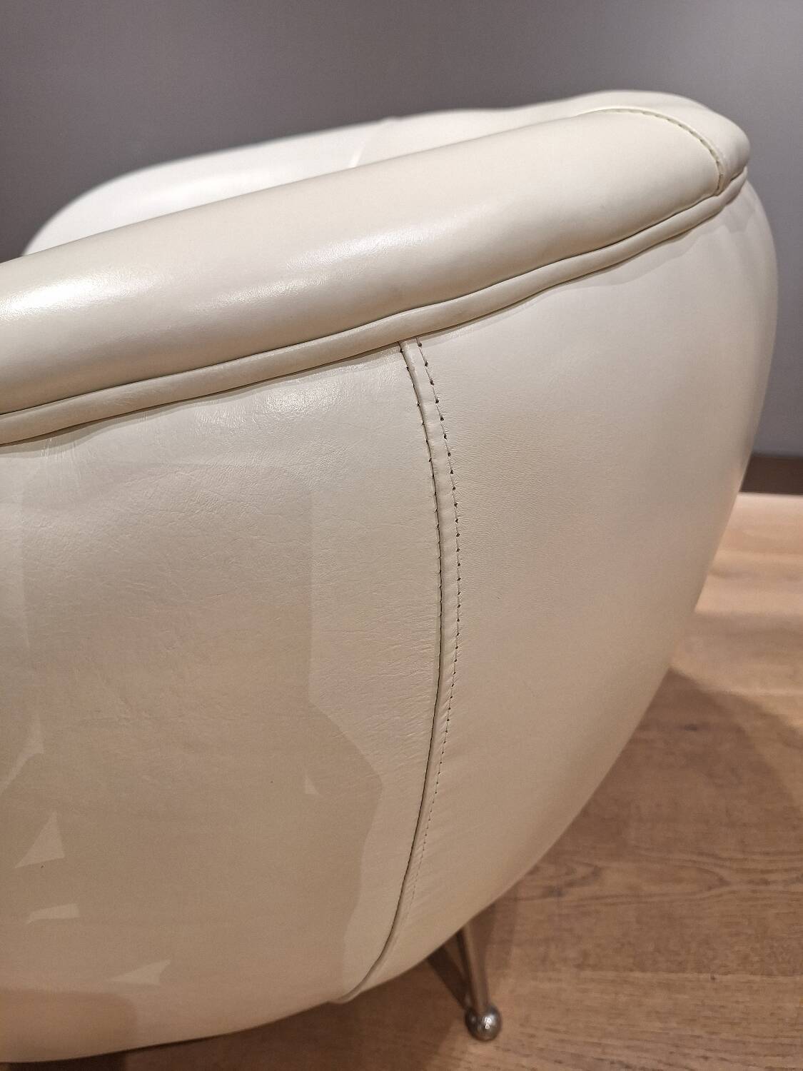 2 white leather armchairs, 1980s